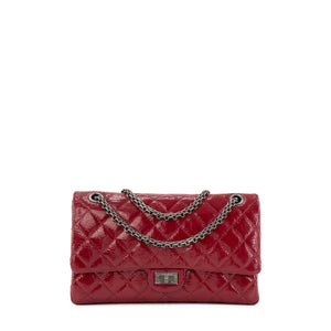 CHANEL - Sac à bandoulière 2.55 medium Chanel en cuir verni framboise