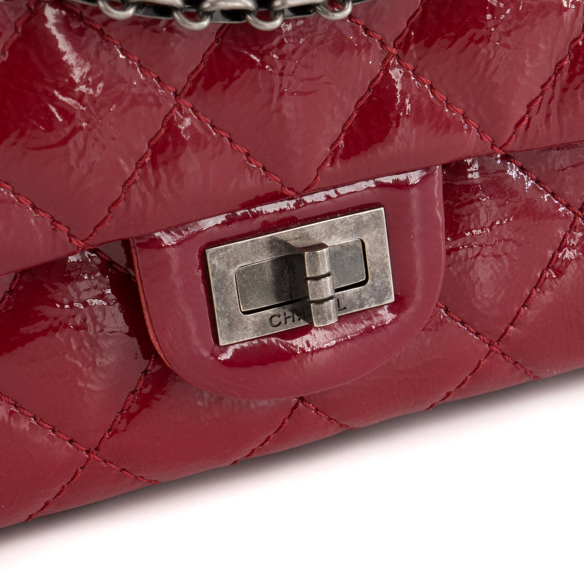 CHANEL - Sac à bandoulière 2.55 medium Chanel en cuir verni framboise