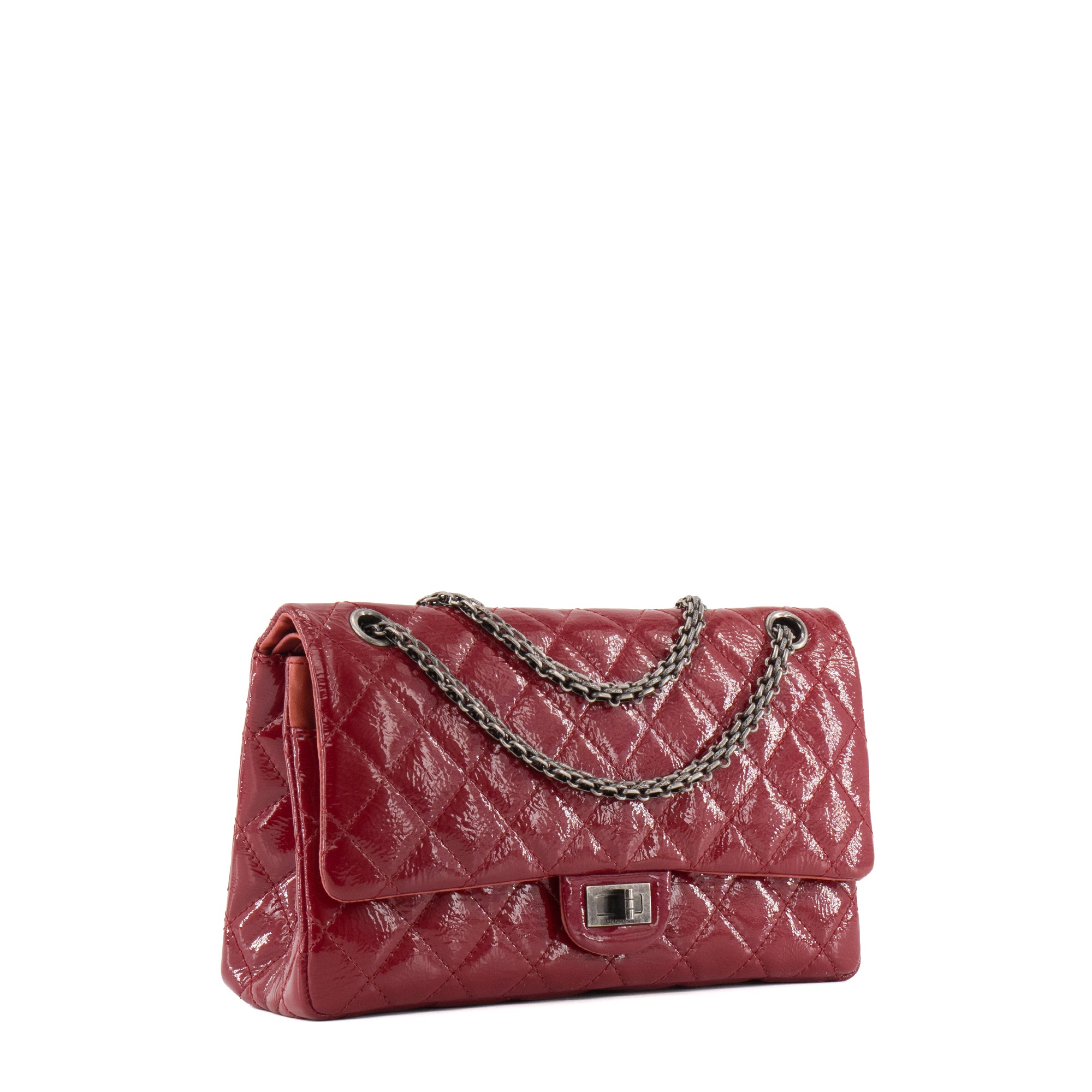 CHANEL - Sac à bandoulière 2.55 medium Chanel en cuir verni framboise