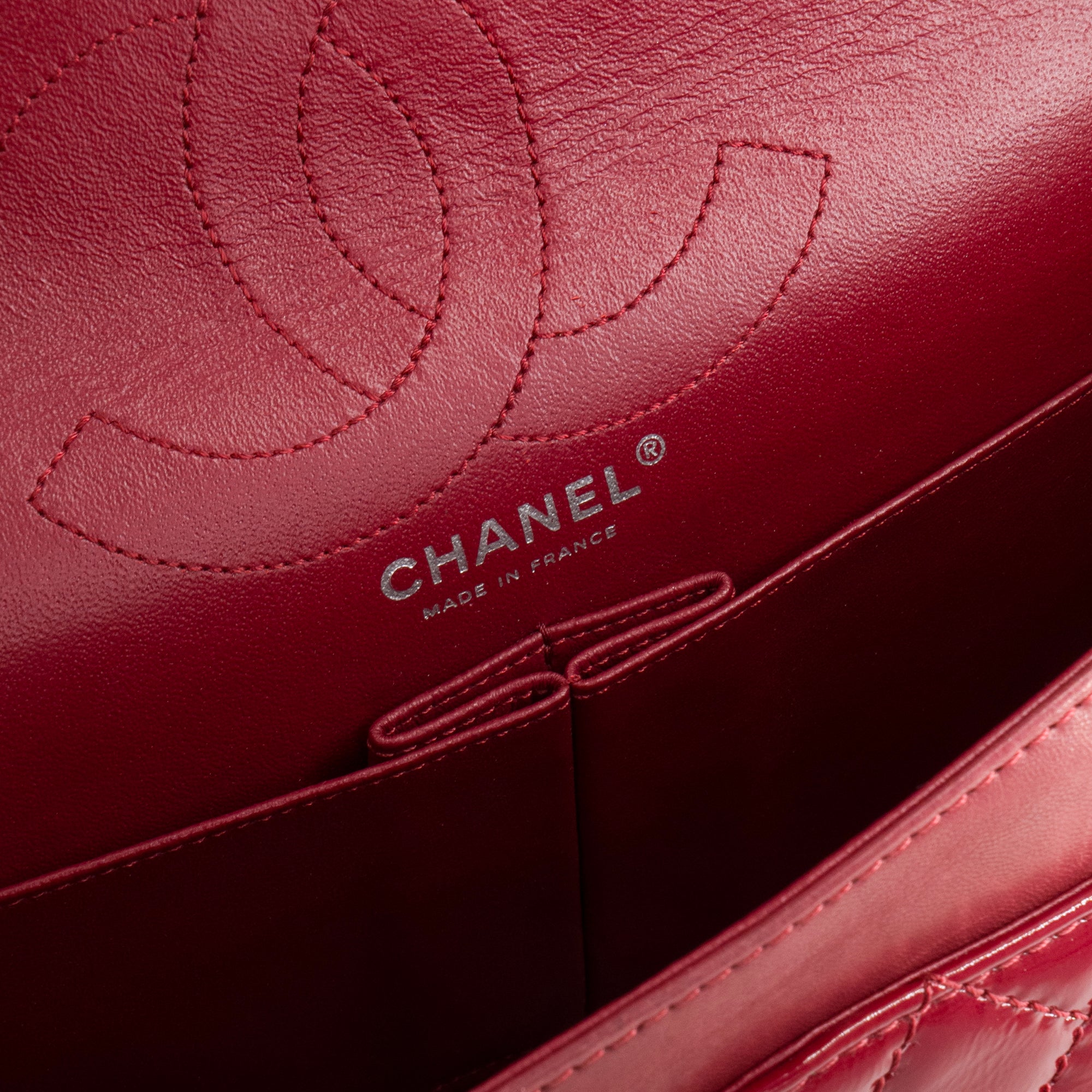 CHANEL - Sac à bandoulière 2.55 medium Chanel en cuir verni framboise