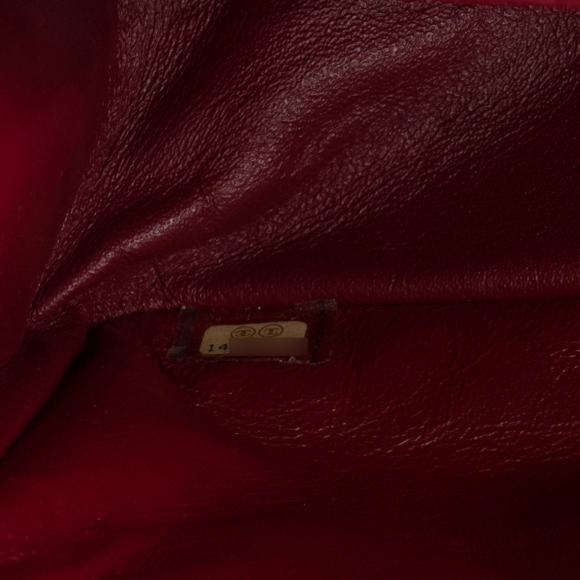 CHANEL - Sac à bandoulière 2.55 medium Chanel en cuir verni framboise