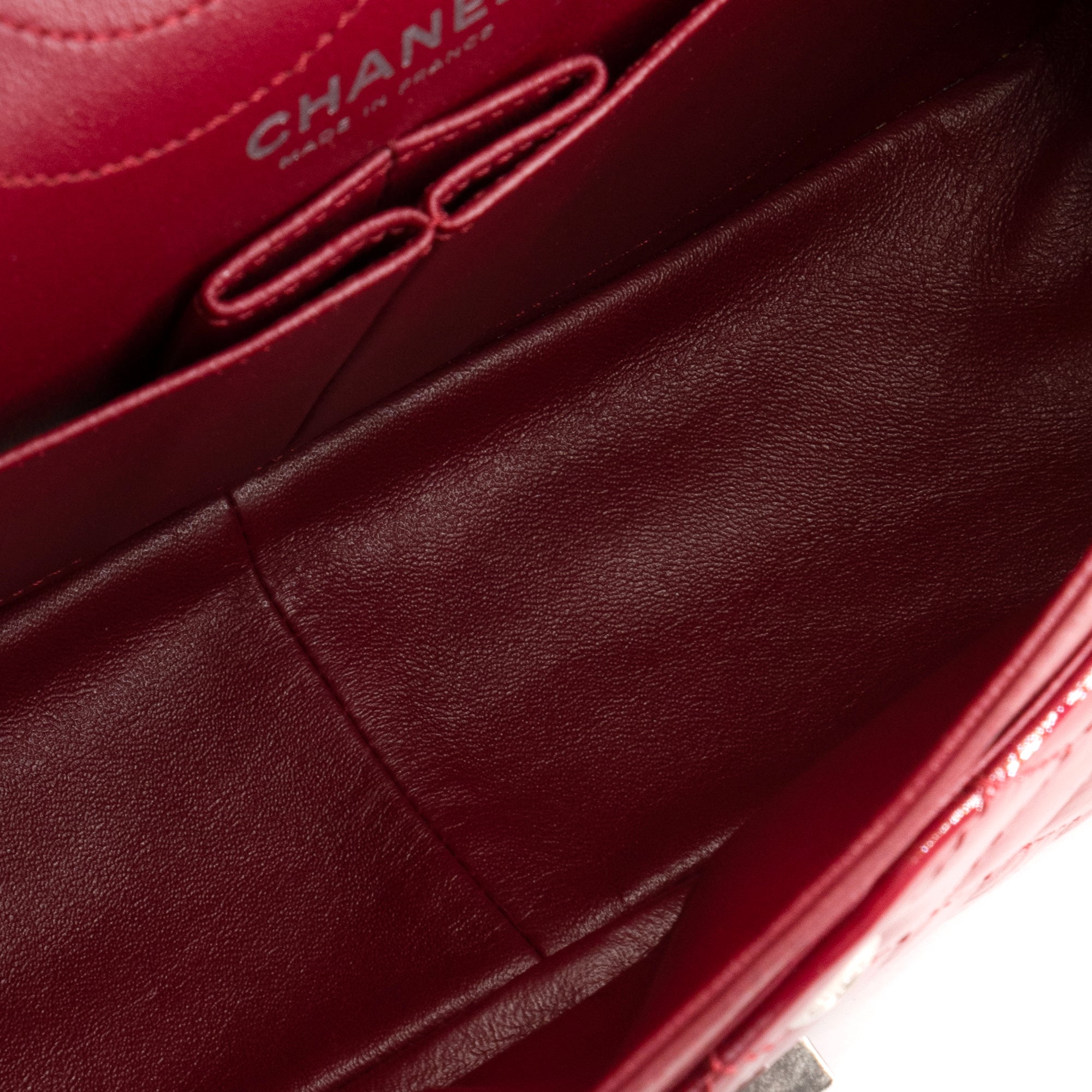 CHANEL - Sac à bandoulière 2.55 medium Chanel en cuir verni framboise