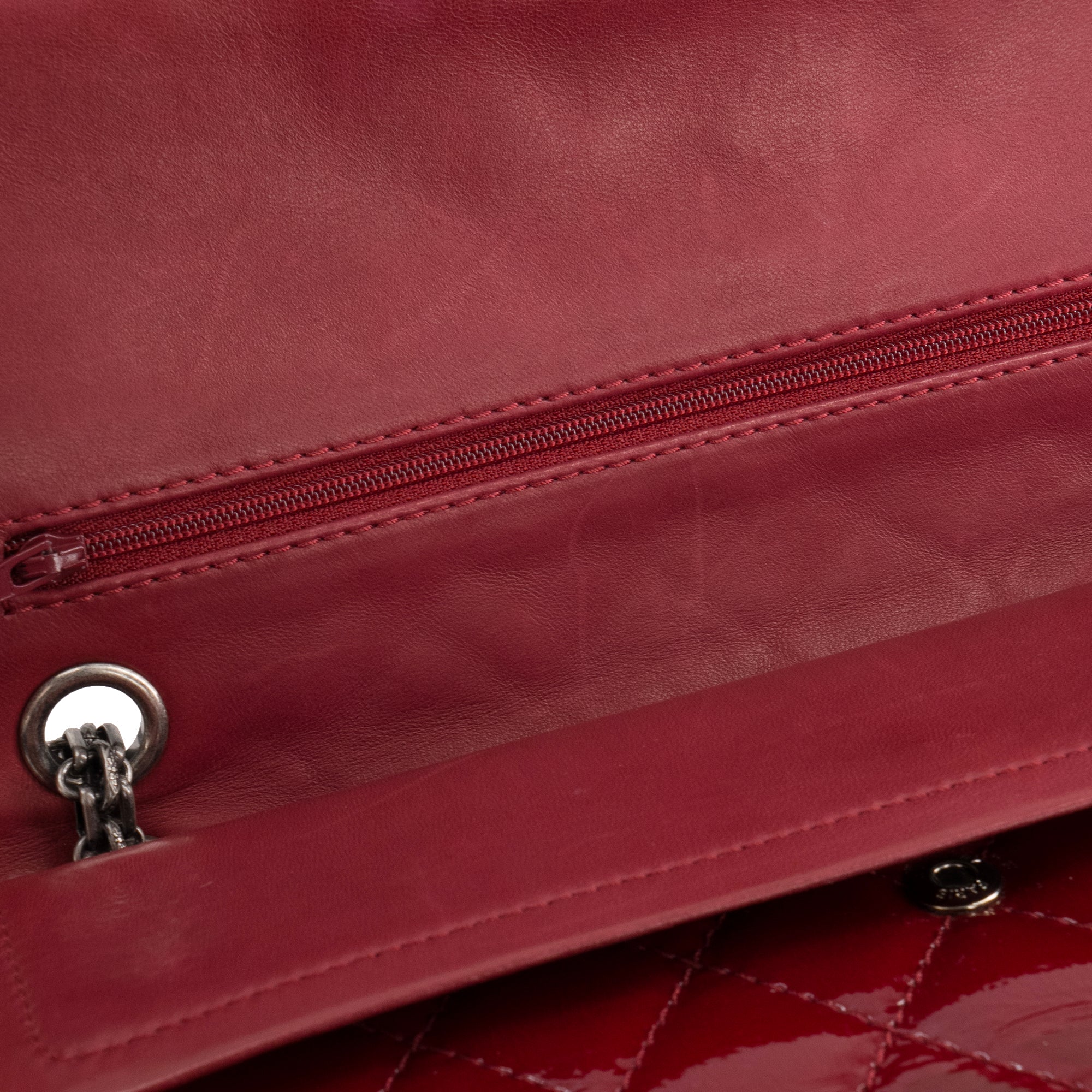 CHANEL - Sac à bandoulière 2.55 medium Chanel en cuir verni framboise