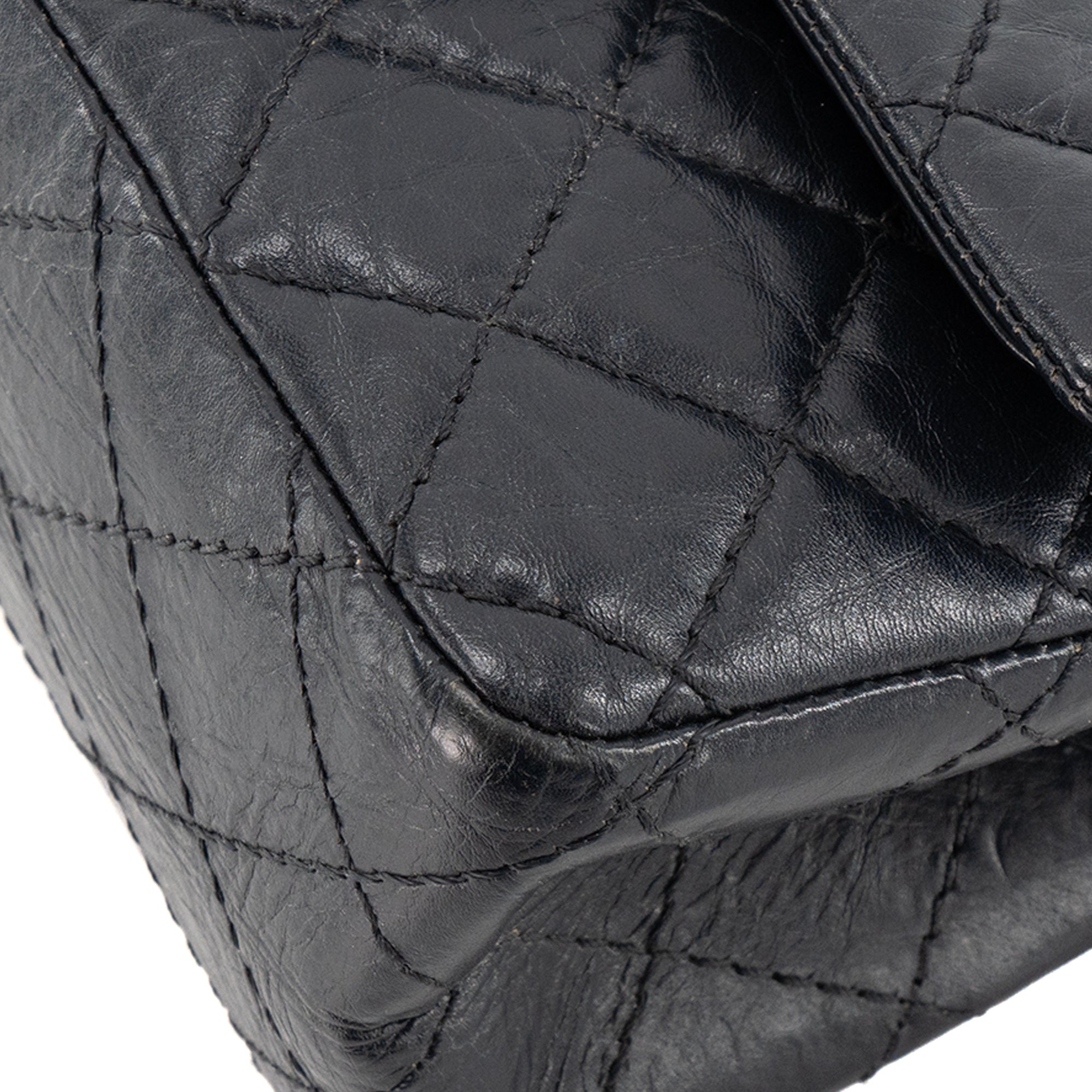 CHANEL - Sac à bandoulière 2.55 mini Chanel en cuir froissé bleu nuit