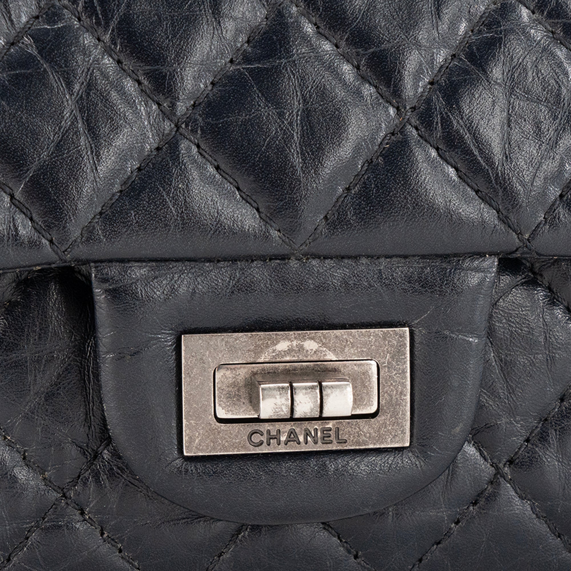 CHANEL - Sac à bandoulière 2.55 mini Chanel en cuir froissé bleu nuit