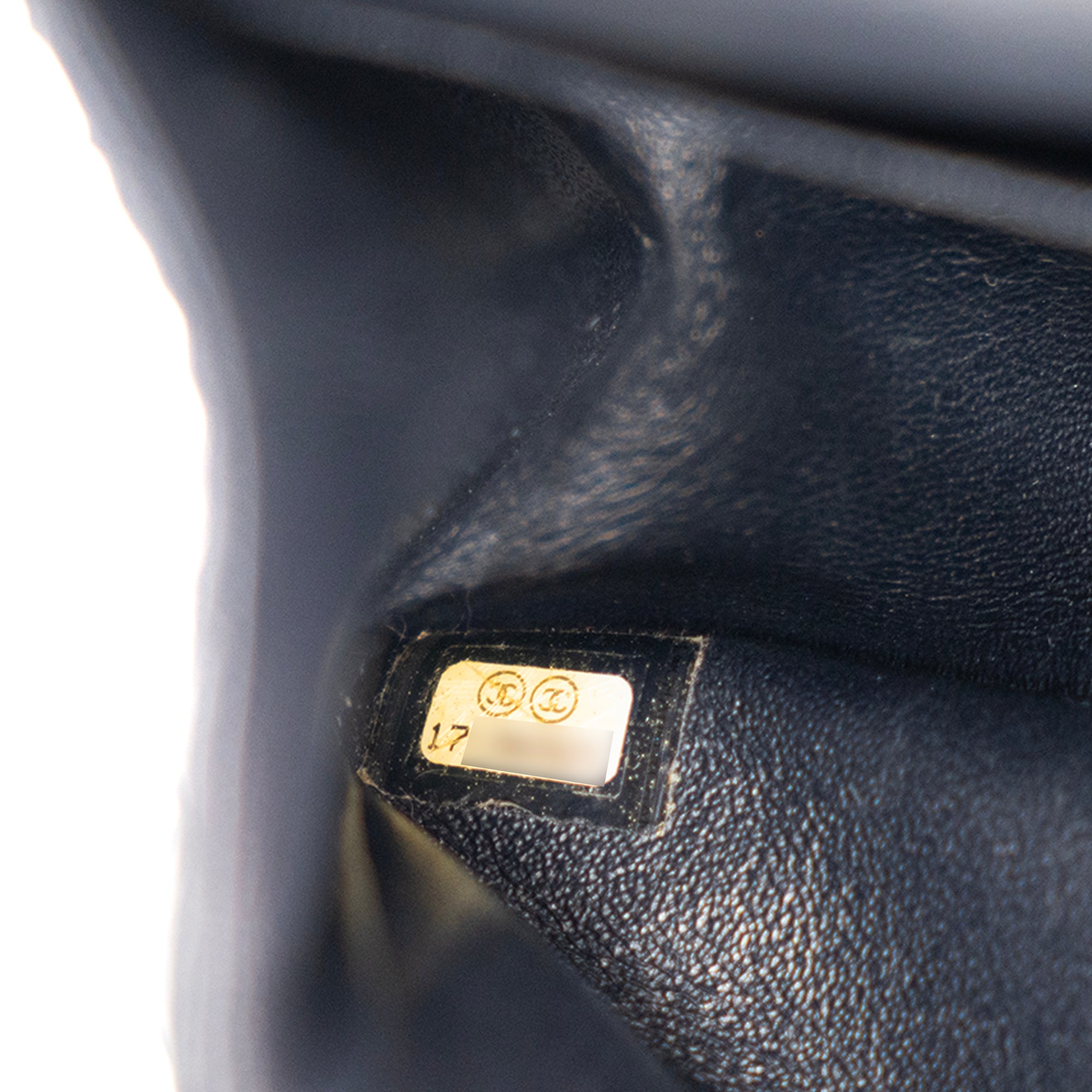 CHANEL - Sac à bandoulière 2.55 mini Chanel en cuir froissé bleu nuit