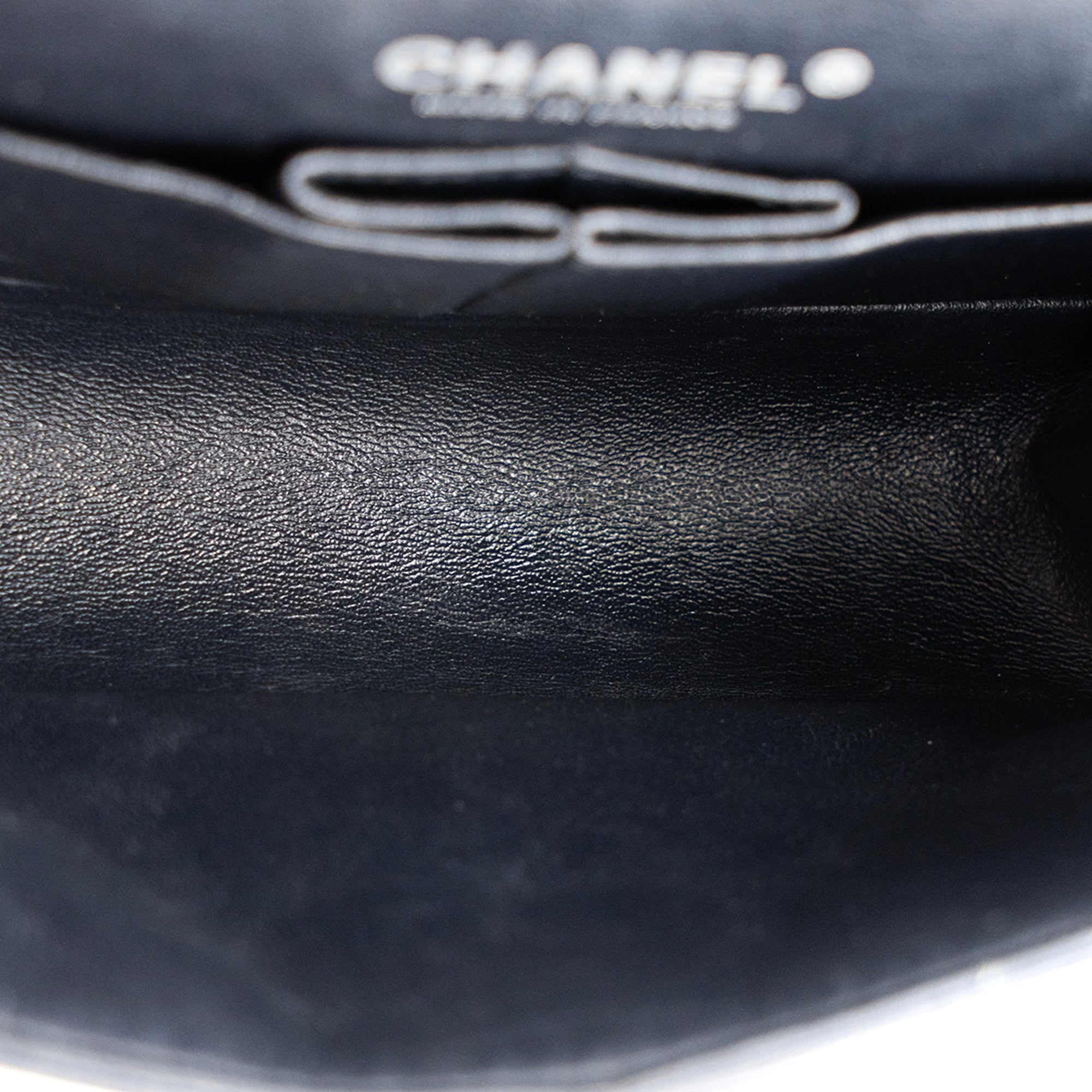 CHANEL - Sac à bandoulière 2.55 mini Chanel en cuir froissé bleu nuit