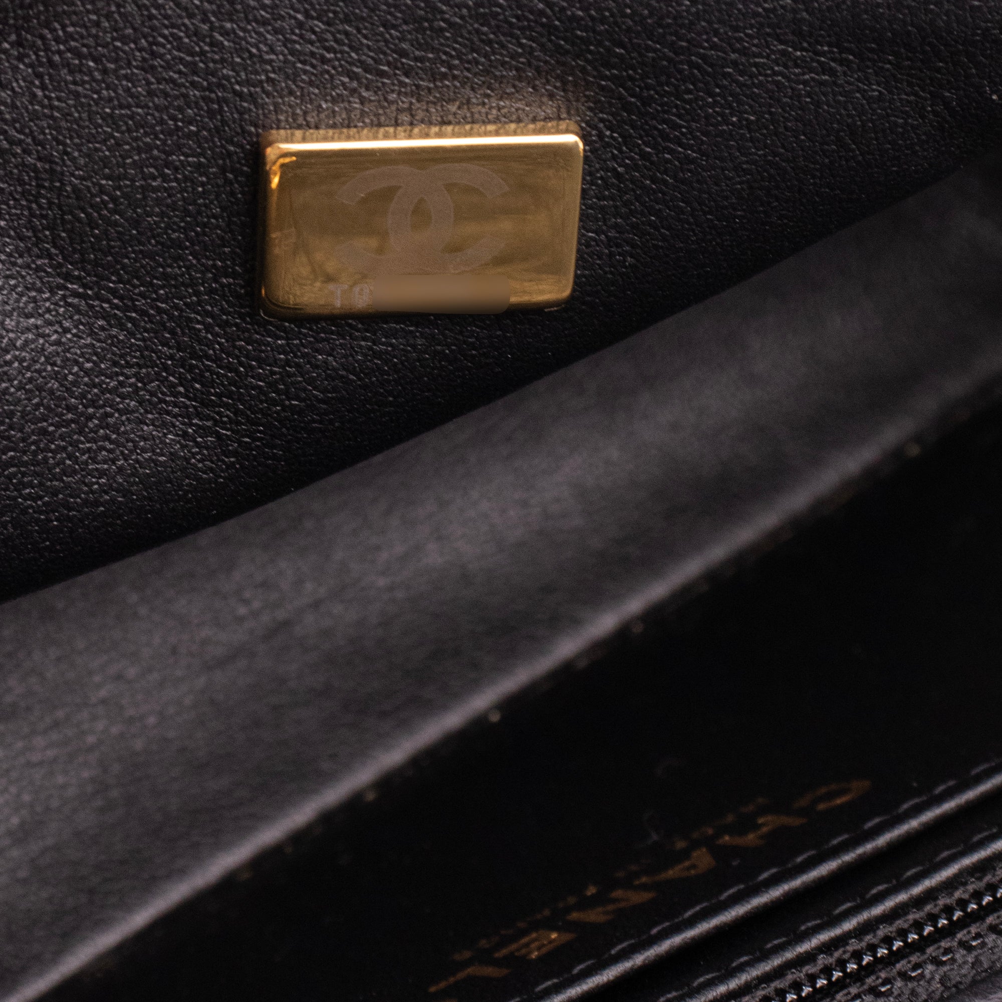 CHANEL - Sac à bandoulière 2.55 mini rectangle Chanel en cuir froissé noir