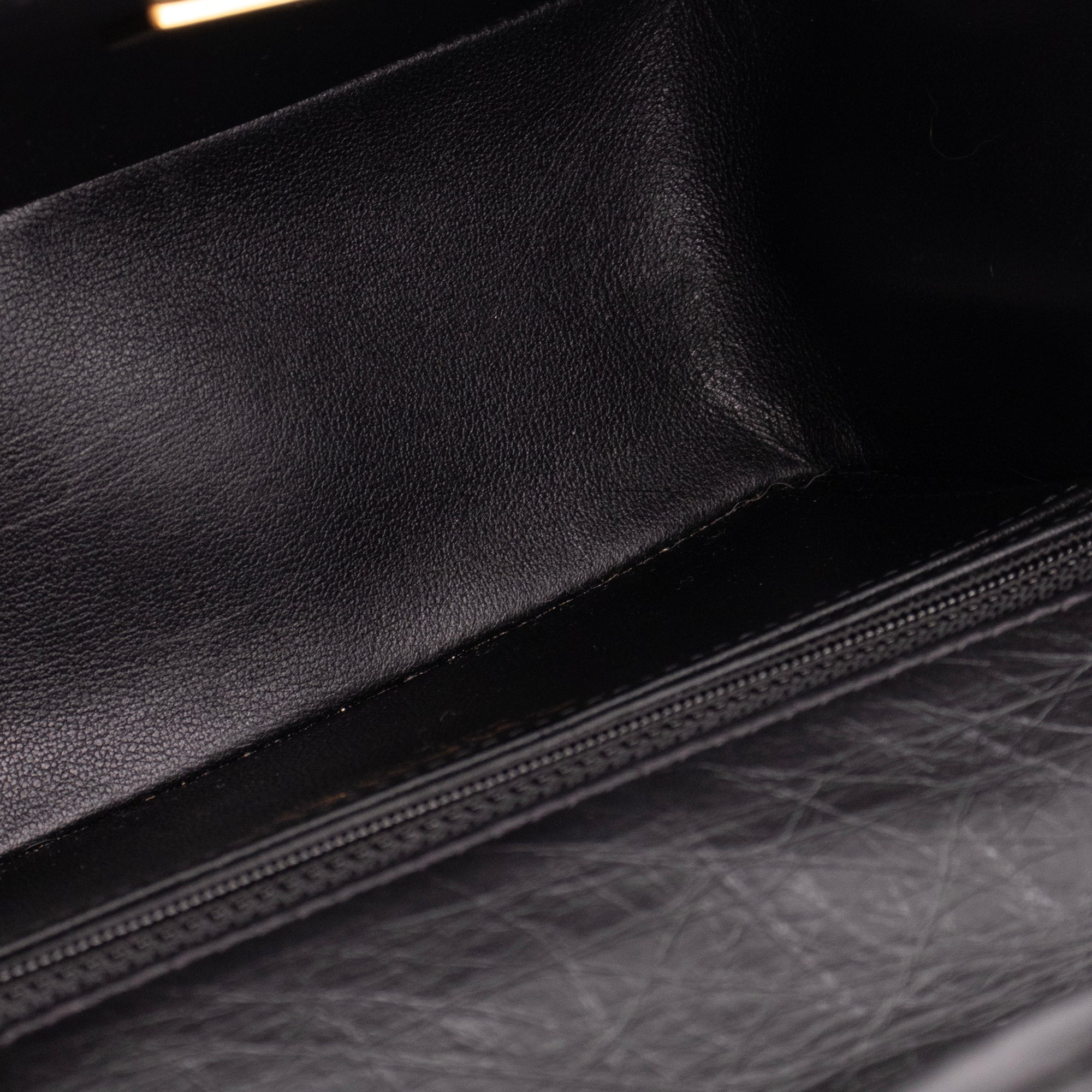 CHANEL - Sac à bandoulière 2.55 mini rectangle Chanel en cuir froissé noir