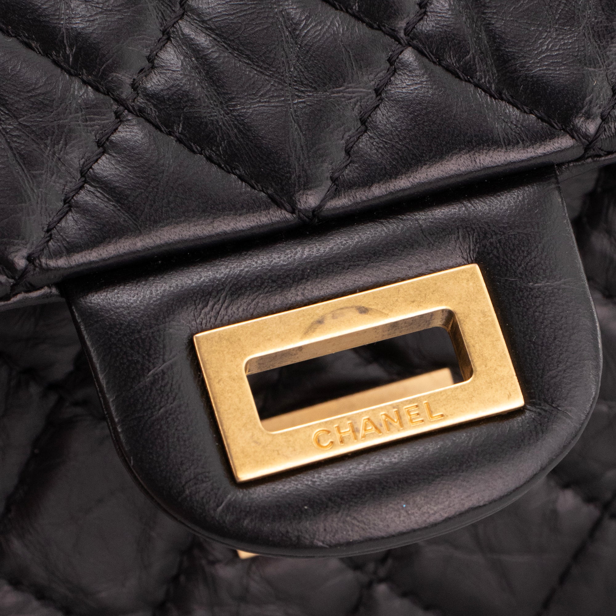 CHANEL - Sac à bandoulière 2.55 mini rectangle Chanel en cuir froissé noir