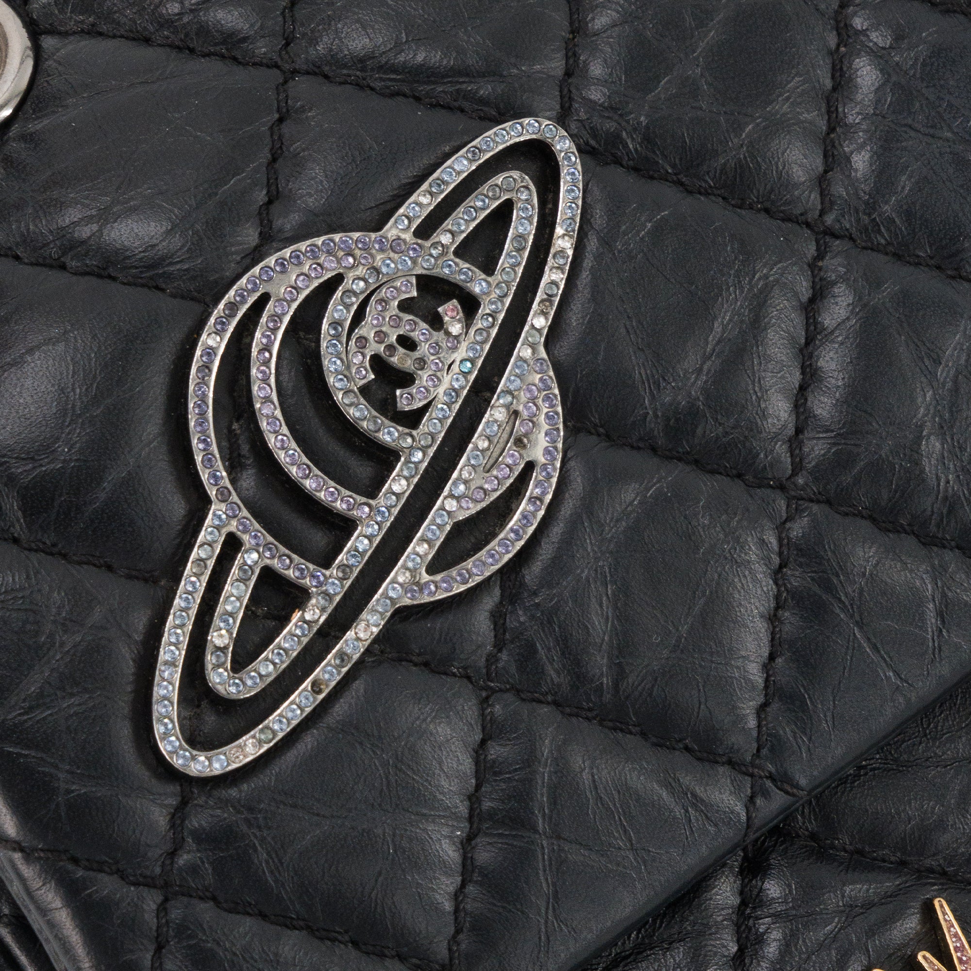 CHANEL - Sac à bandoulière 2.55 Space Charms Chanel en cuir froissé noir