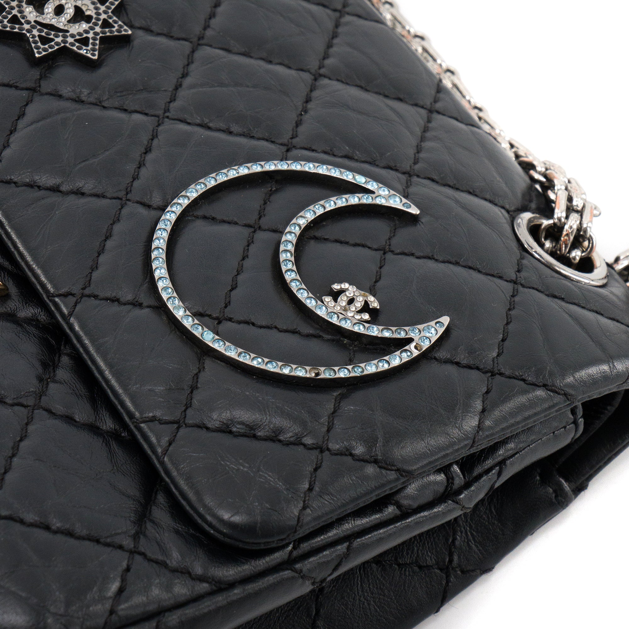 CHANEL - Sac à bandoulière 2.55 Space Charms Chanel en cuir froissé noir