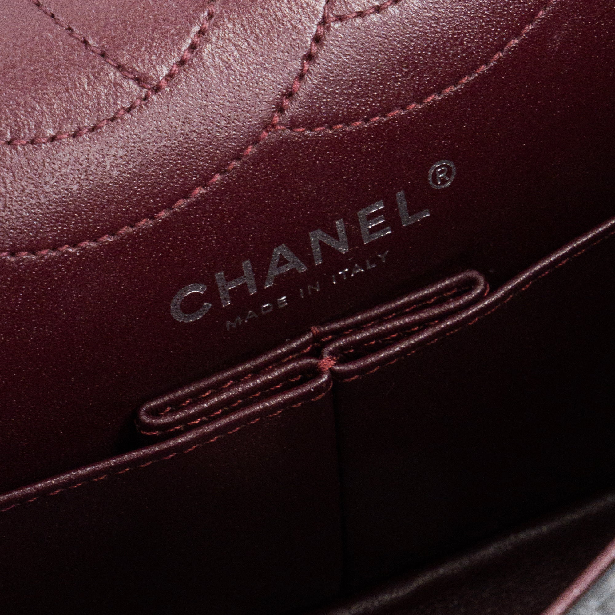 CHANEL - Sac à bandoulière 2.55 Space Charms Chanel en cuir froissé noir