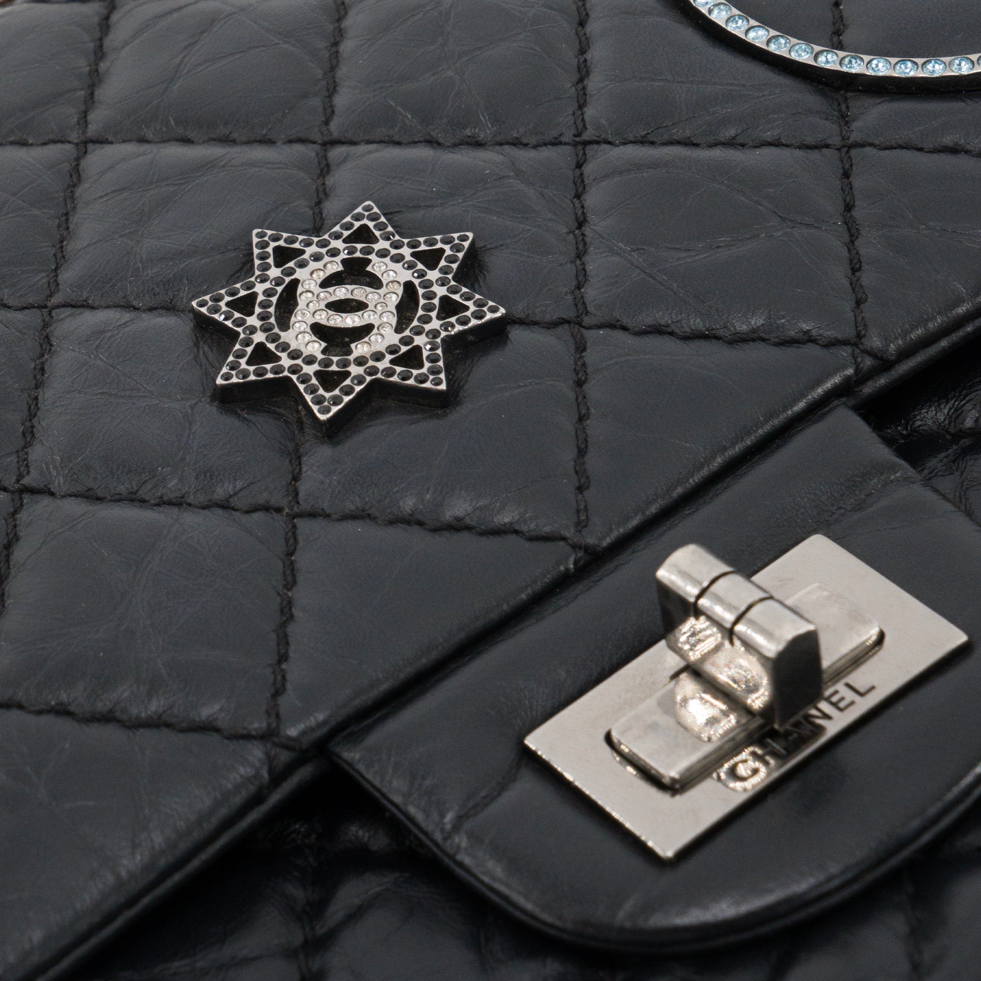 CHANEL - Sac à bandoulière 2.55 Space Charms Chanel en cuir froissé noir