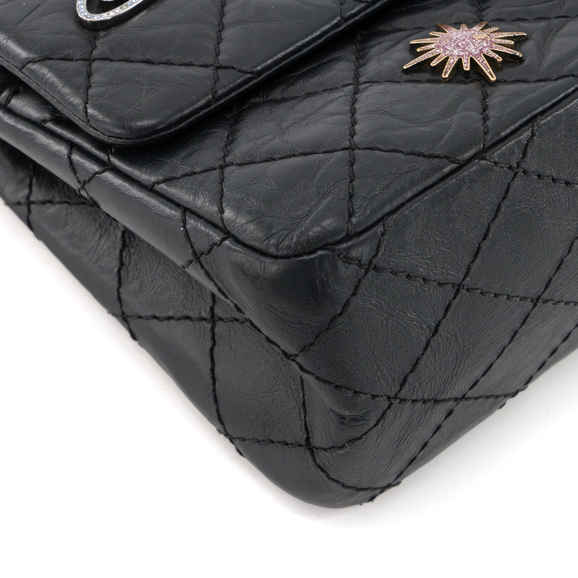 CHANEL - Sac à bandoulière 2.55 Space Charms Chanel en cuir froissé noir