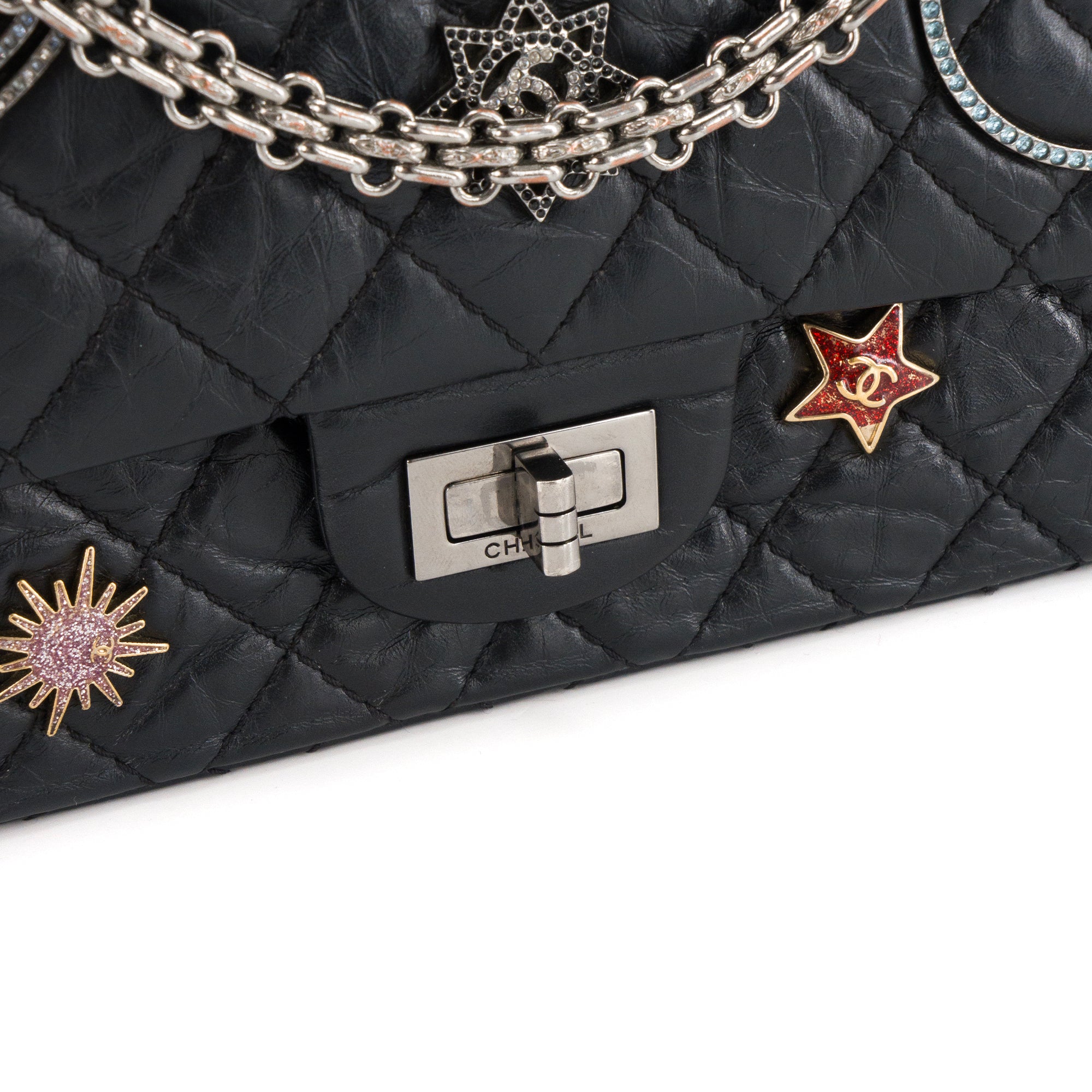 CHANEL - Sac à bandoulière 2.55 Space Charms Chanel en cuir froissé noir