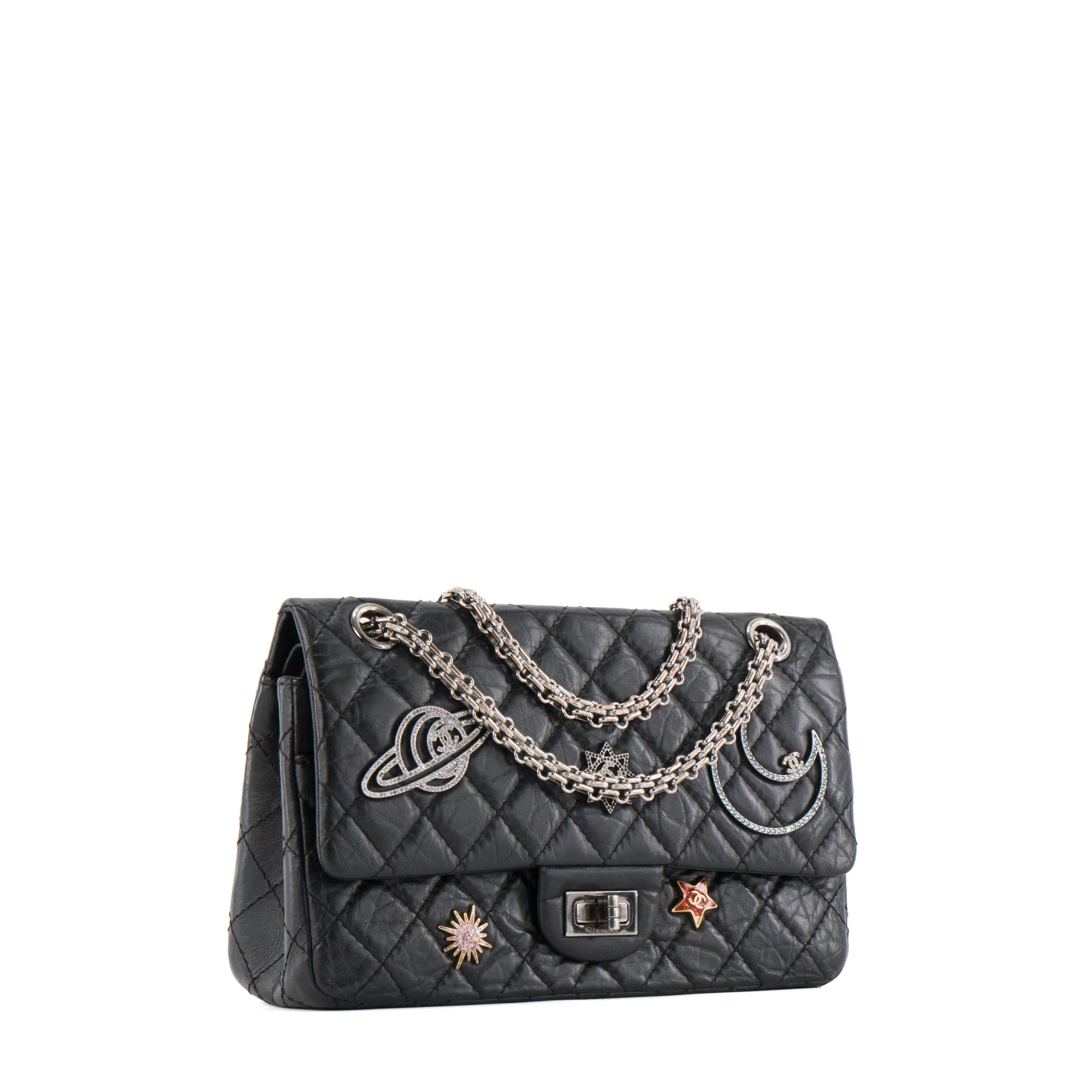 CHANEL - Sac à bandoulière 2.55 Space Charms Chanel en cuir froissé noir