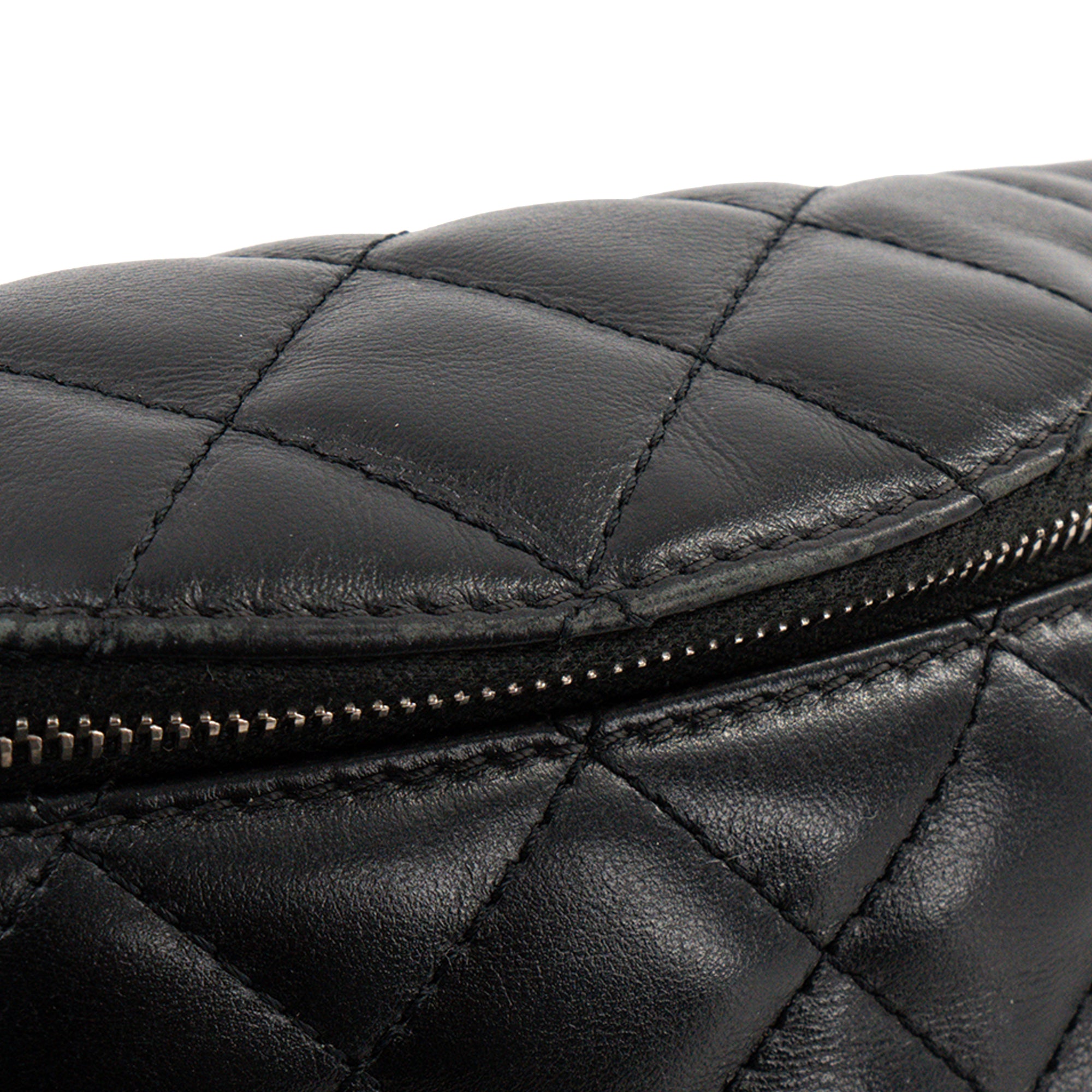 CHANEL - Sac ceinture Chanel en cuir lisse noir