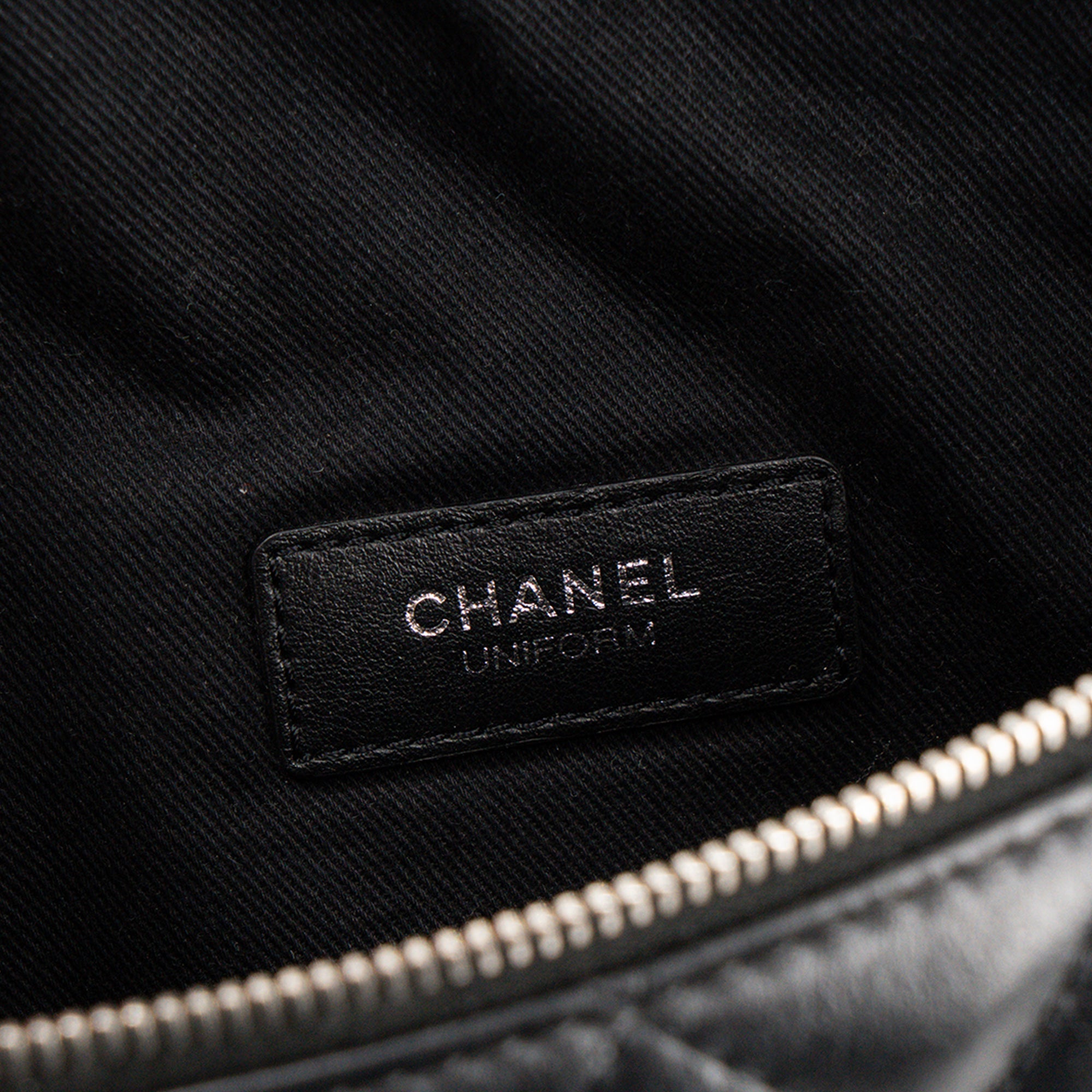CHANEL - Sac ceinture Chanel en cuir lisse noir