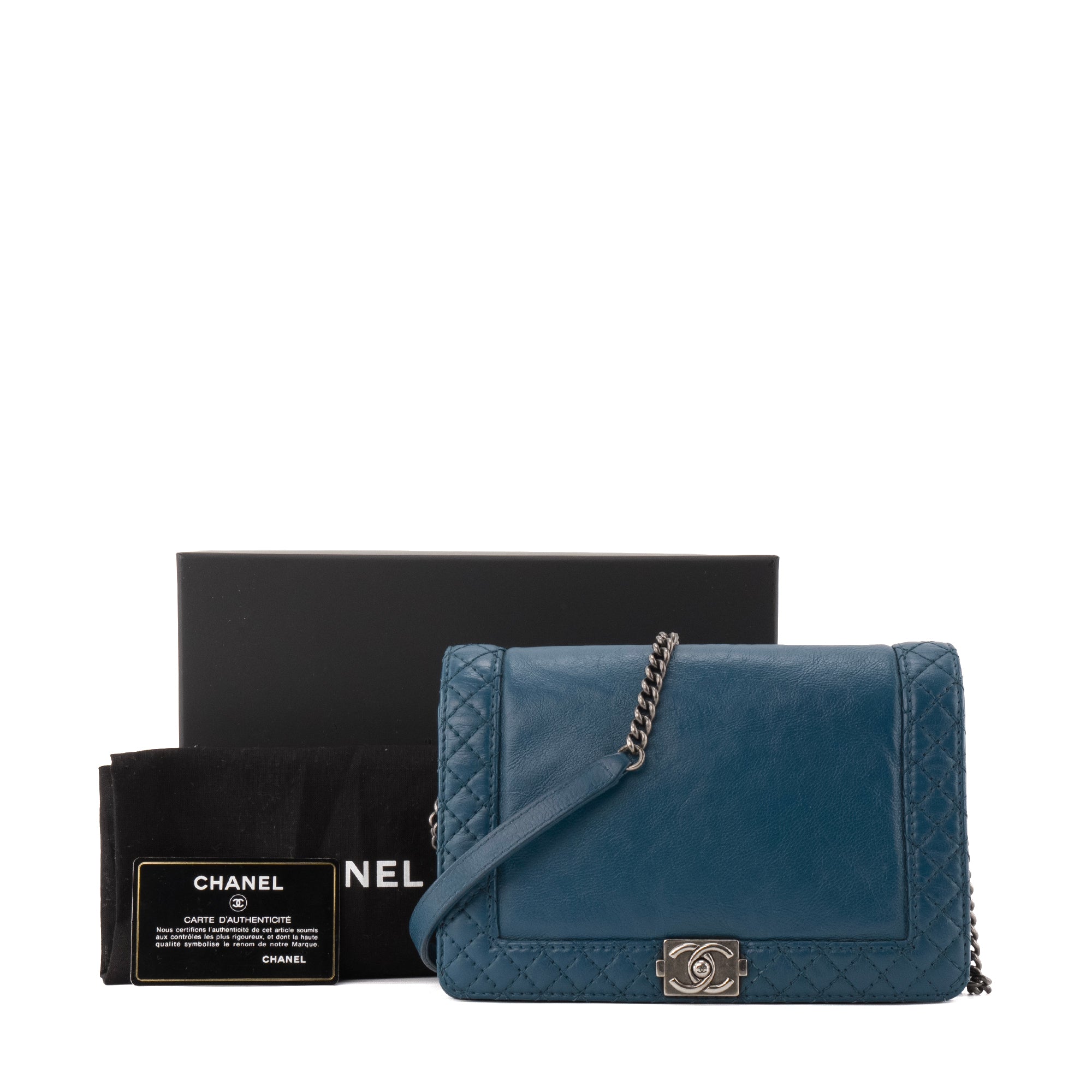 CHANEL - Sac à bandoulière Boy Chanel en cuir bleu