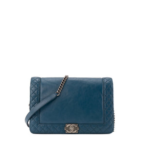CHANEL - Sac à bandoulière Boy Chanel en cuir bleu