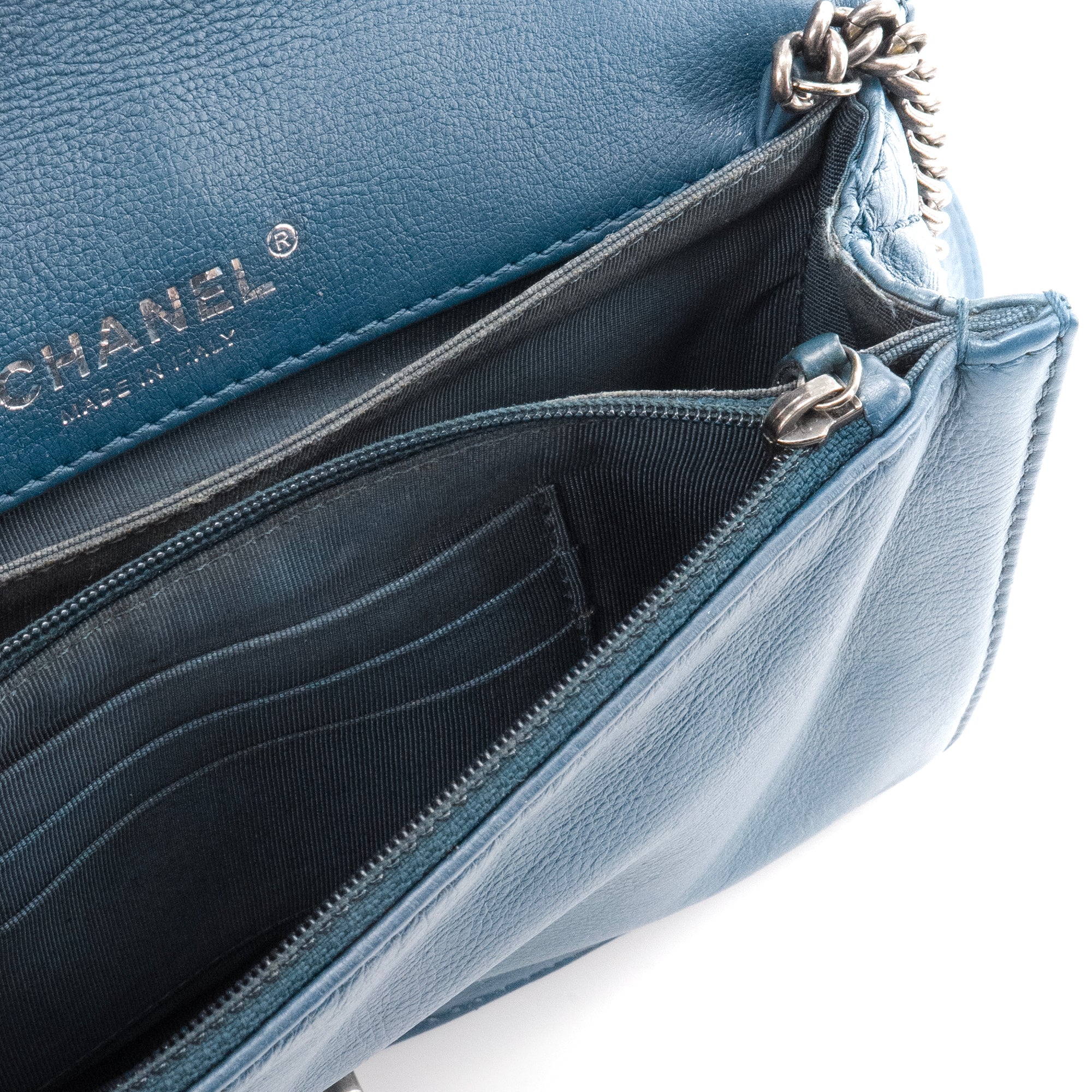 CHANEL - Sac à bandoulière Boy Chanel en cuir bleu
