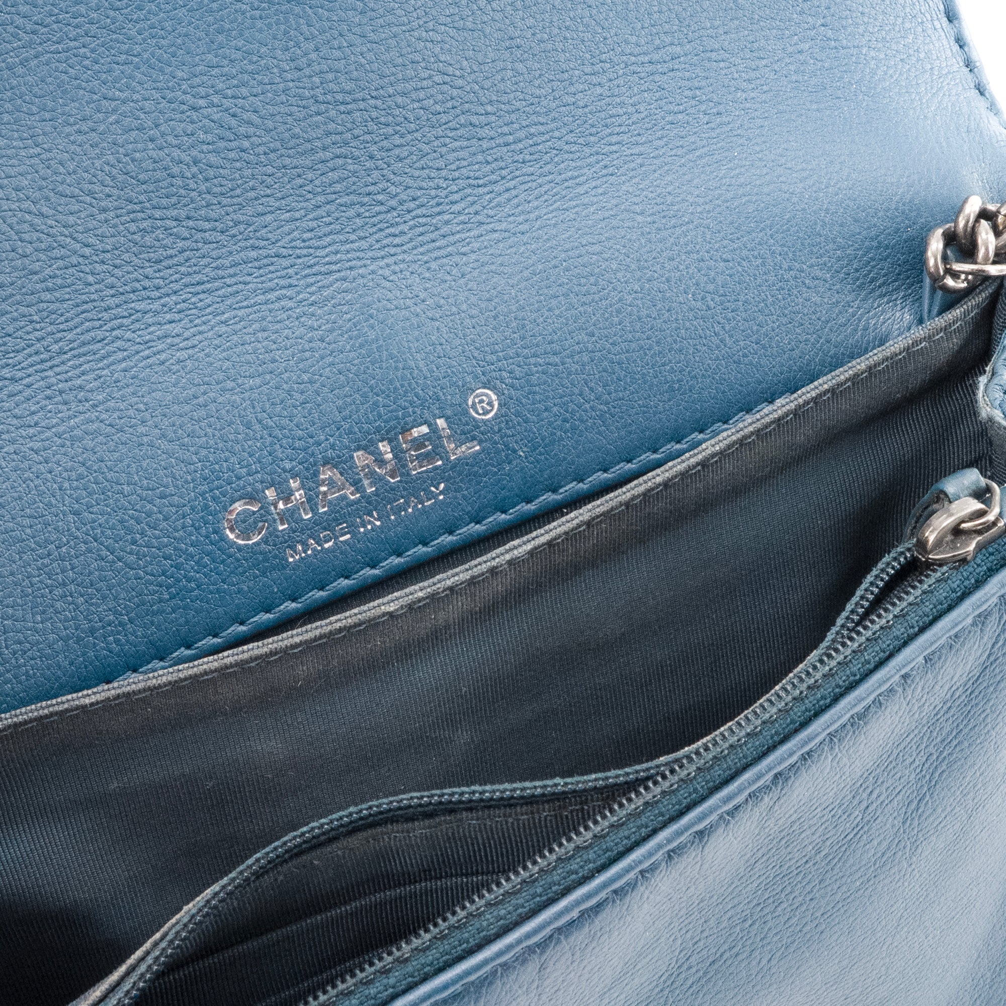 CHANEL - Sac à bandoulière Boy Chanel en cuir bleu