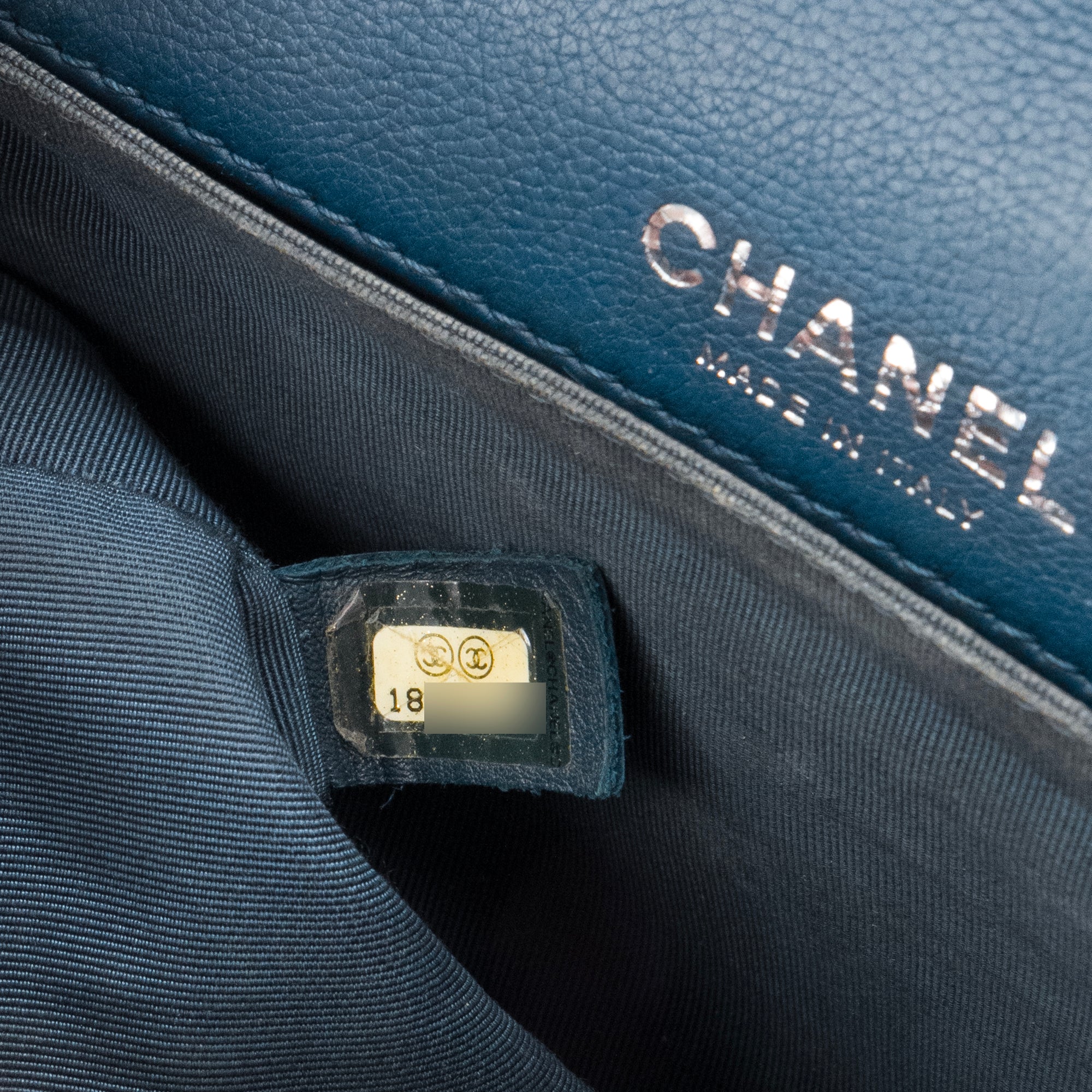CHANEL - Sac à bandoulière Boy Chanel en cuir bleu