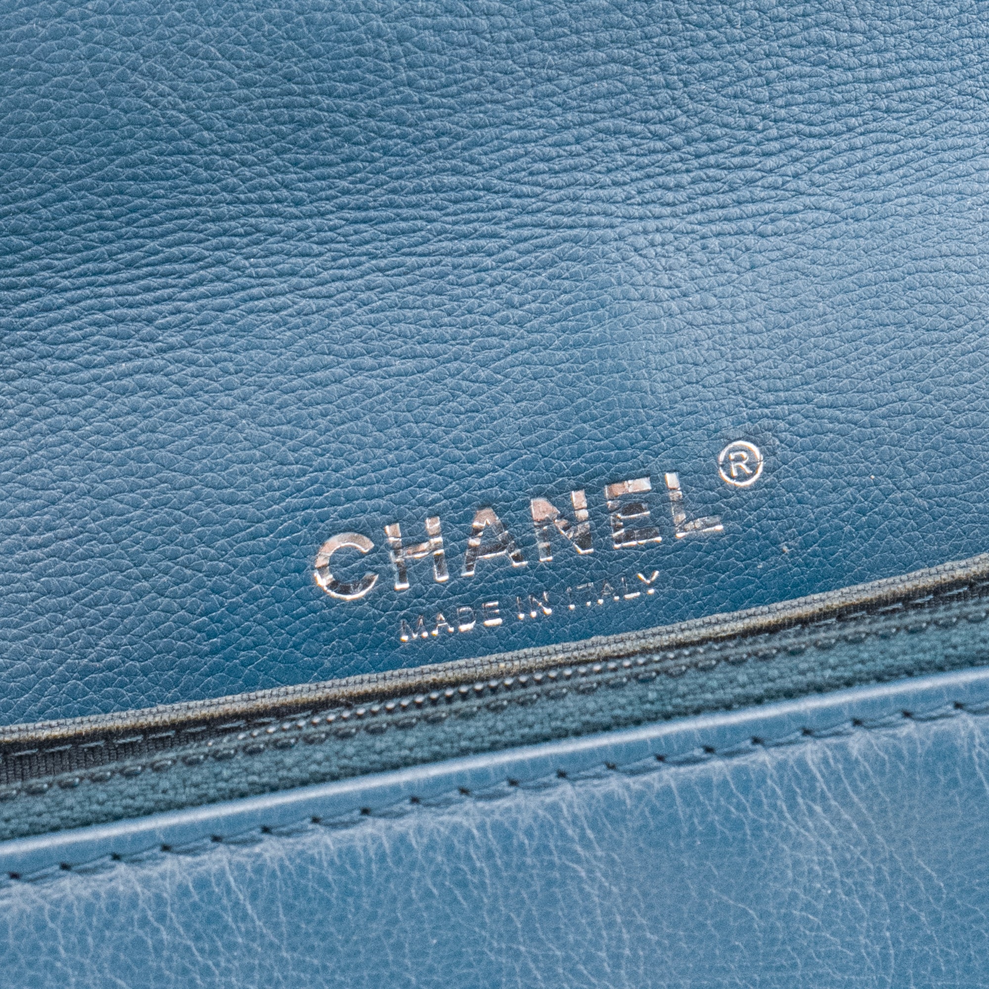 CHANEL - Sac à bandoulière Boy Chanel en cuir bleu