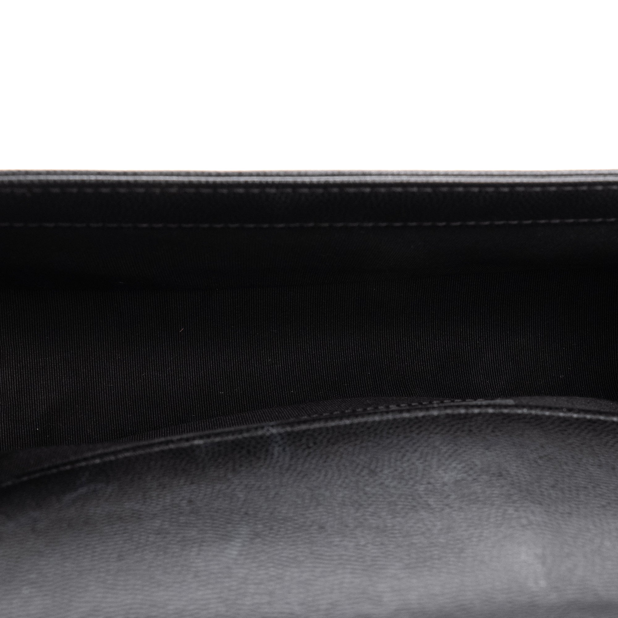 CHANEL - Sac à bandoulière Boy Chanel en cuir caviar noir