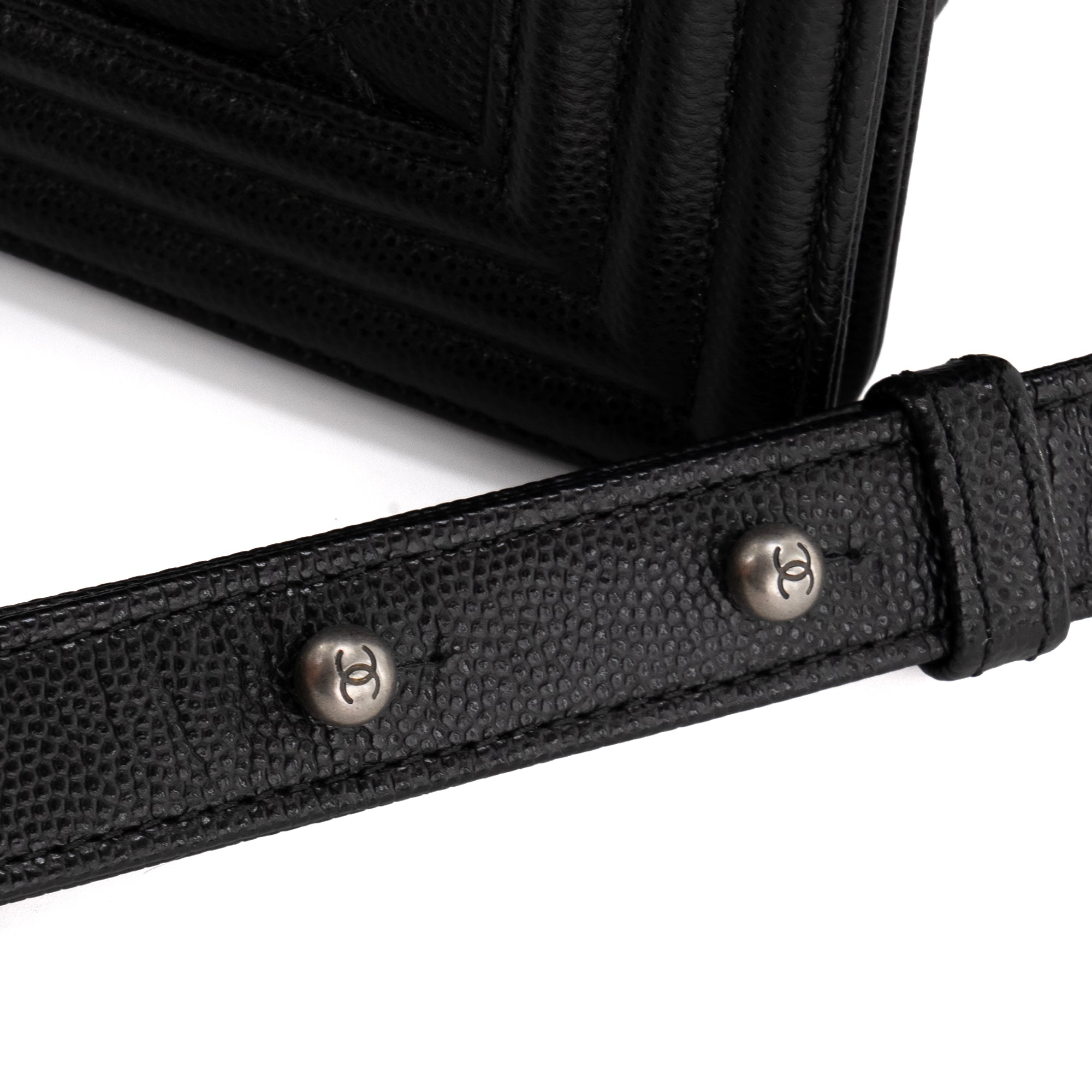 CHANEL - Sac à bandoulière Boy Chanel en cuir caviar noir