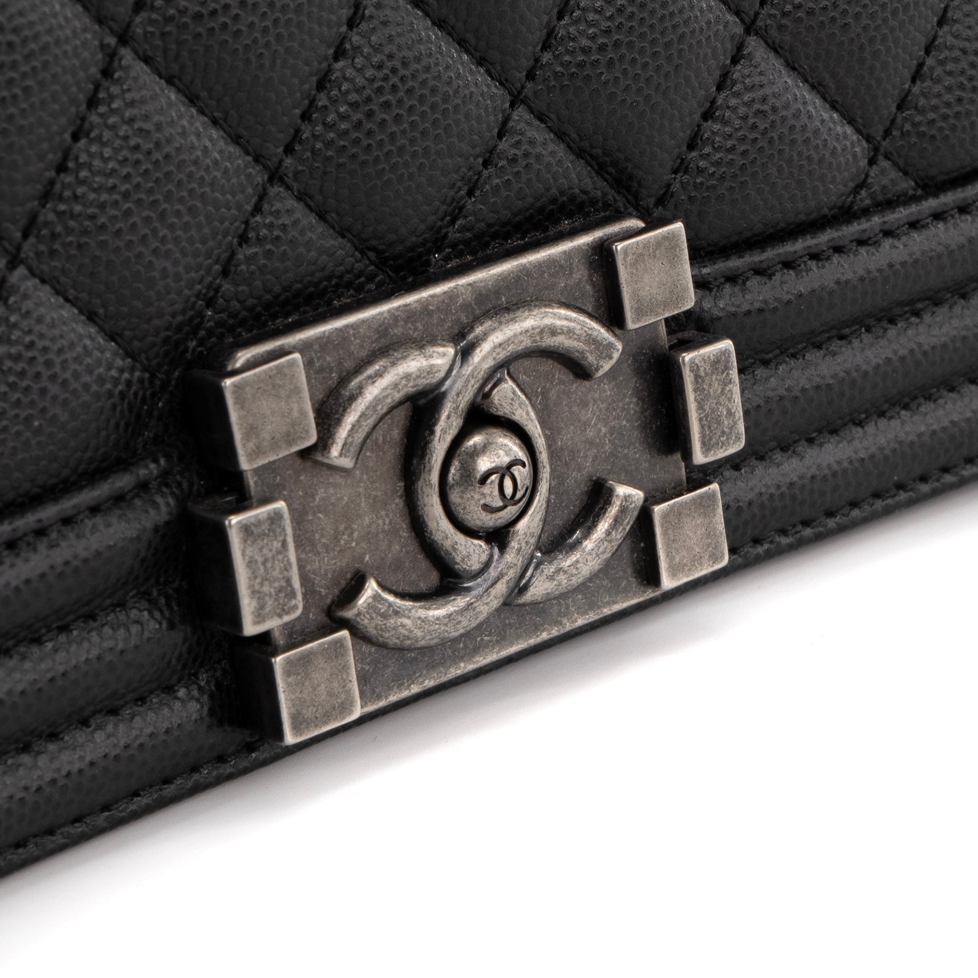 CHANEL - Sac à bandoulière Boy Chanel en cuir caviar noir