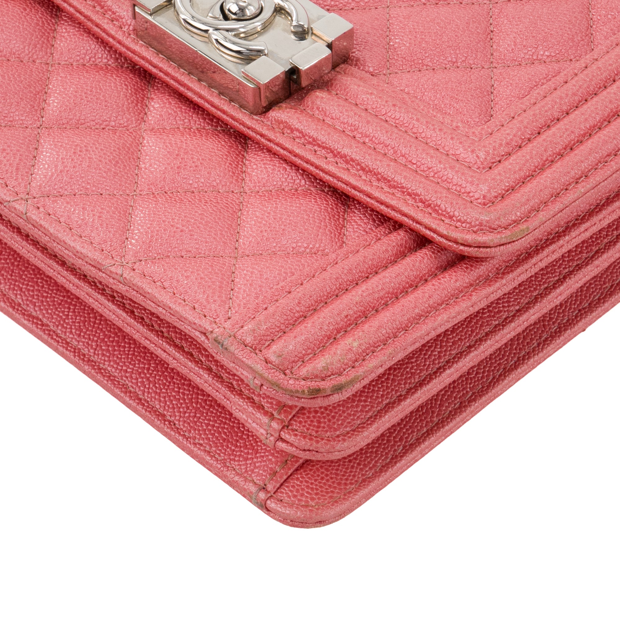 CHANEL - Sac à bandoulière North South Boy Chanel en cuir caviar rose irisé