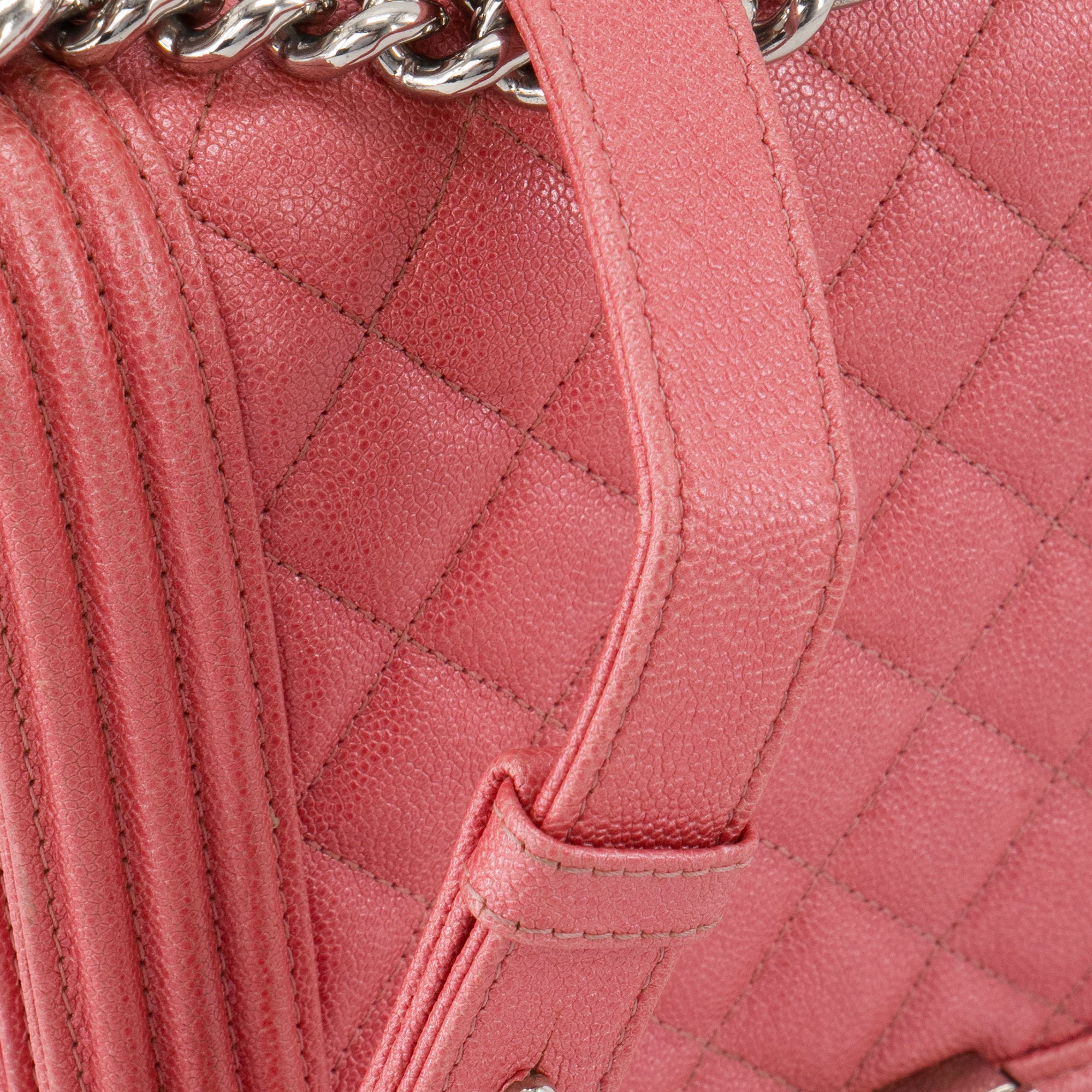 CHANEL - Sac à bandoulière North South Boy Chanel en cuir caviar rose irisé