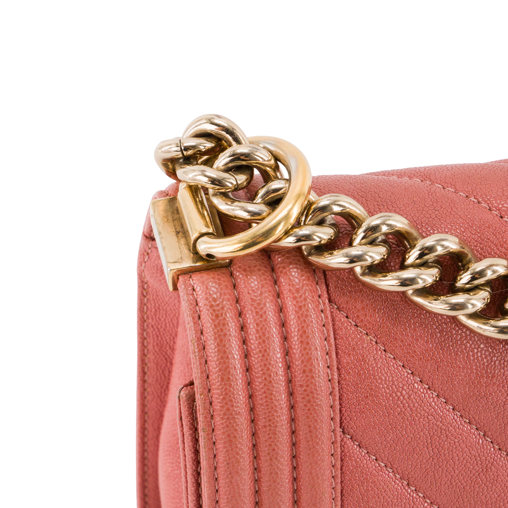 CHANEL - Sac à bandoulière Boy Chanel en cuir caviar rose