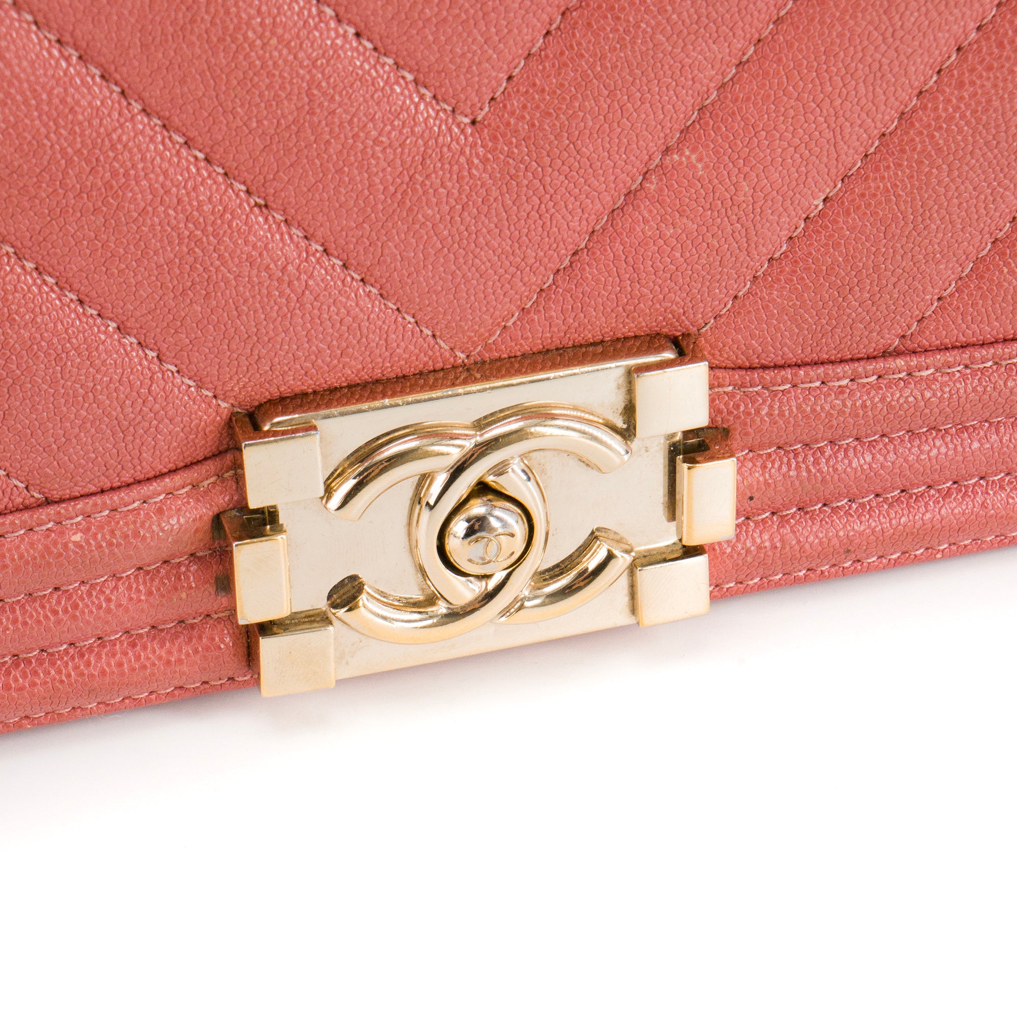 CHANEL - Sac à bandoulière Boy Chanel en cuir caviar rose