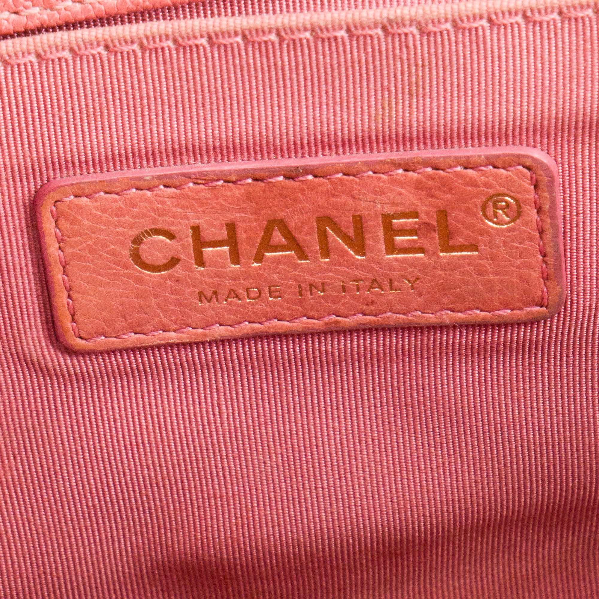 CHANEL - Sac à bandoulière Boy Chanel en cuir caviar rose