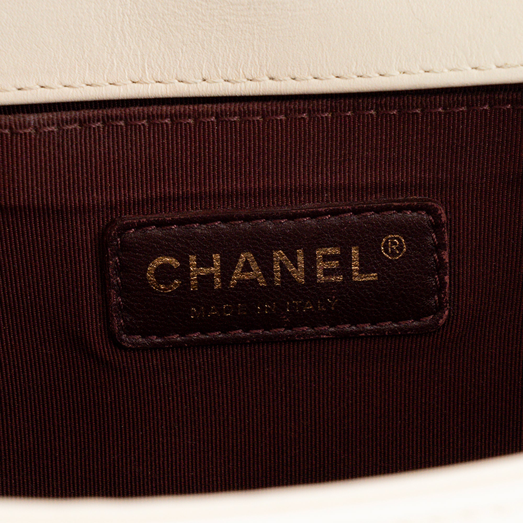 CHANEL - Sac à bandoulière Boy Chanel en cuir caviar et cuir lisse blanc