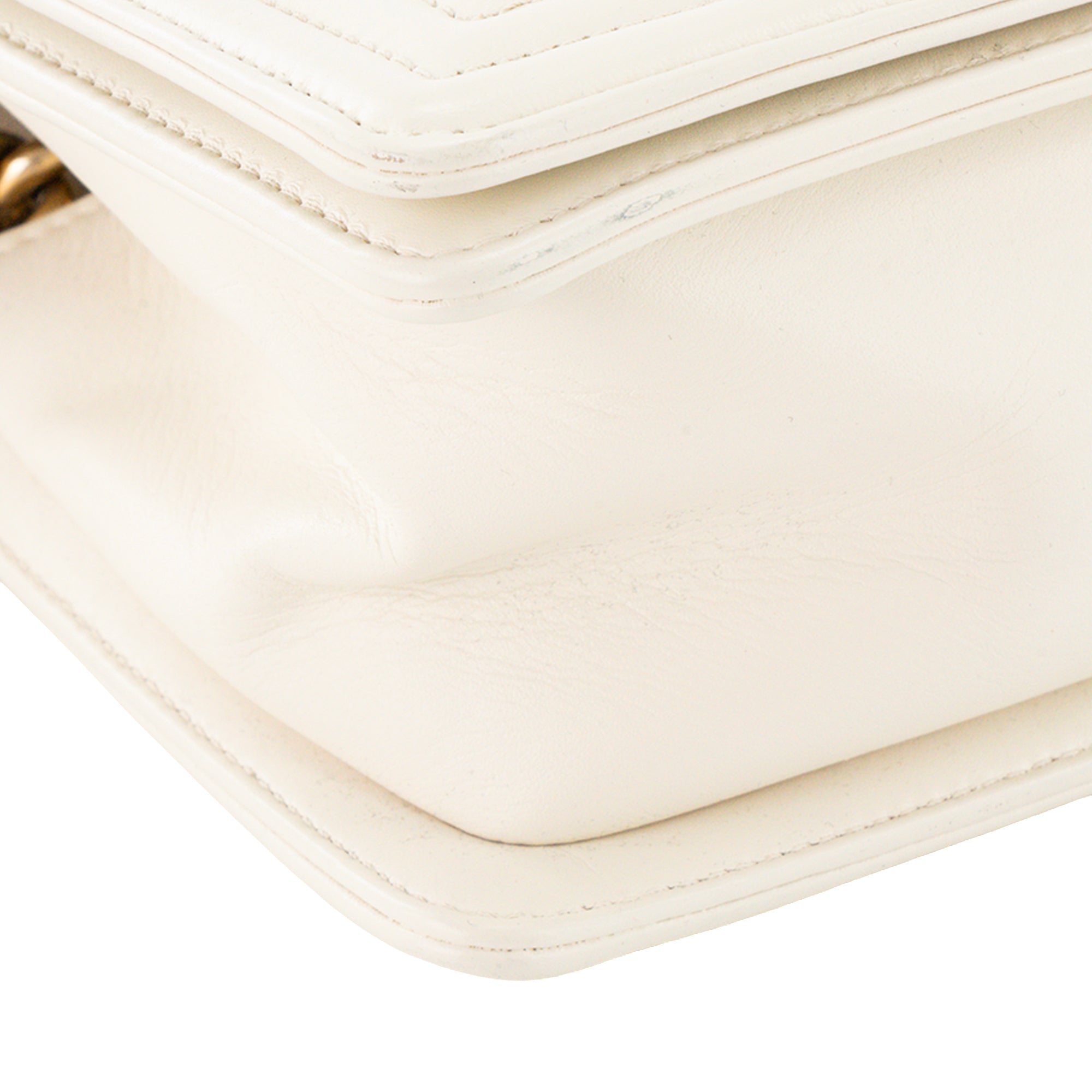 CHANEL - Sac à bandoulière Boy Chanel en cuir caviar et cuir lisse blanc