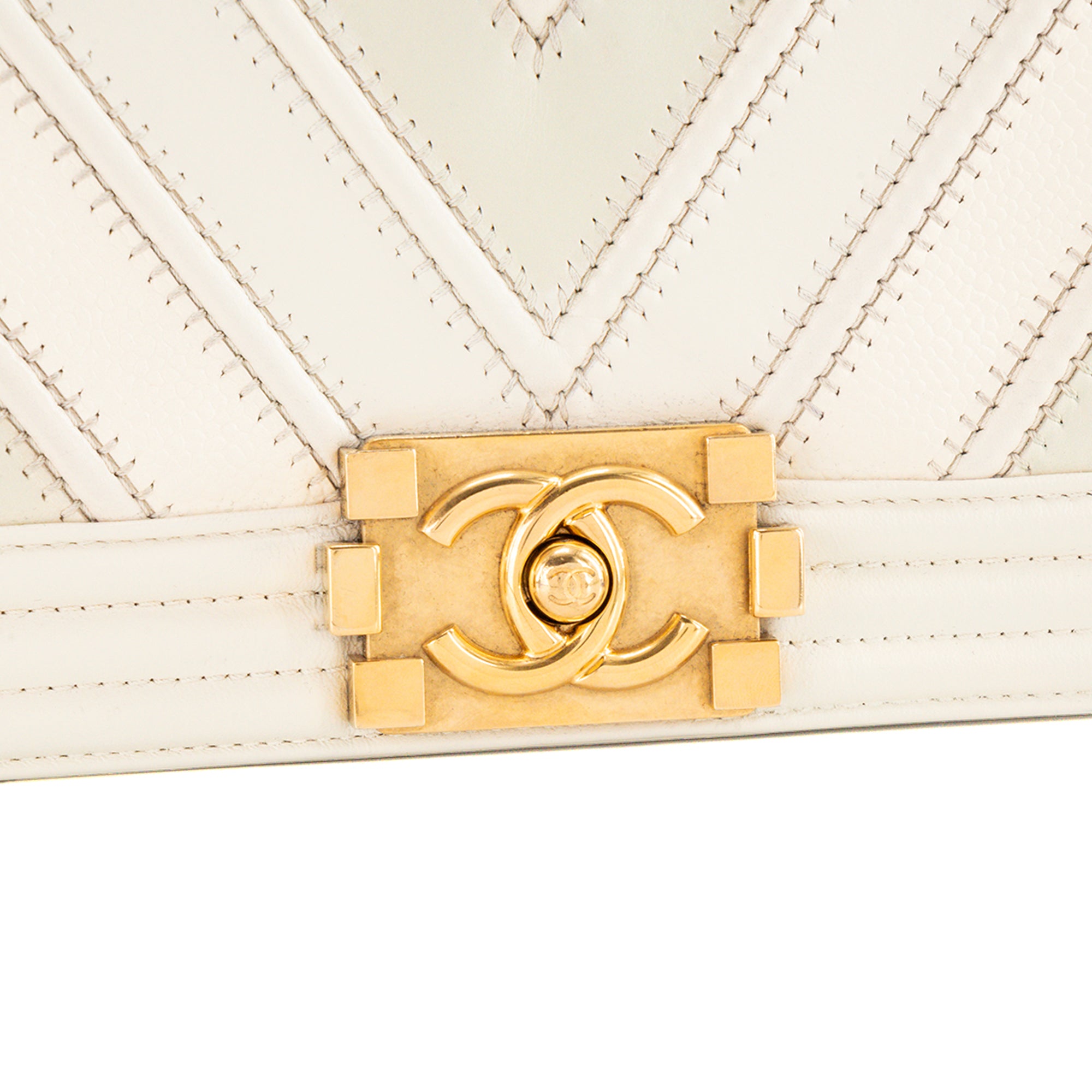 CHANEL - Sac à bandoulière Boy Chanel en cuir caviar et cuir lisse blanc