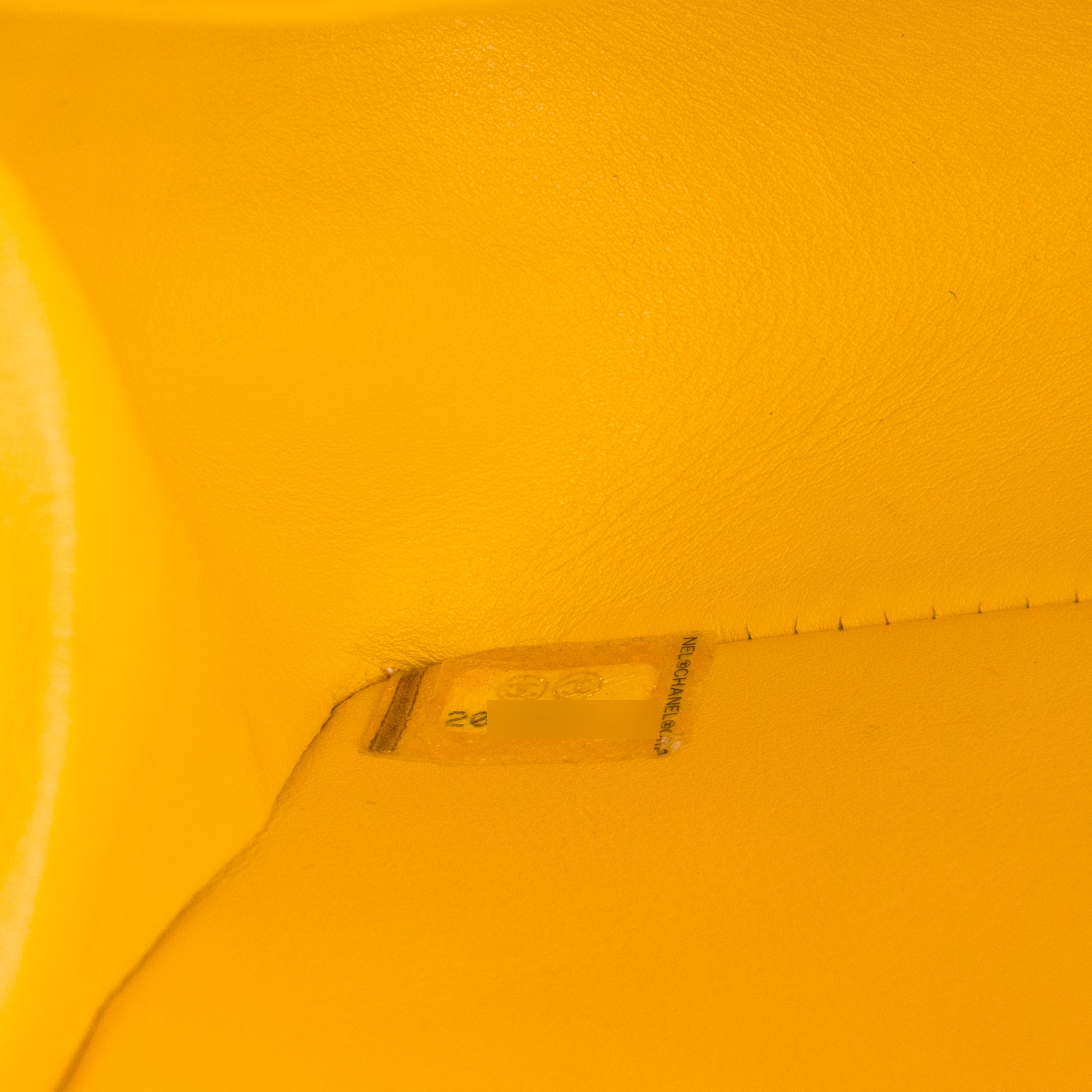 CHANEL - Sac à bandoulière Boy medium Chanel en cuir exotique python jaune