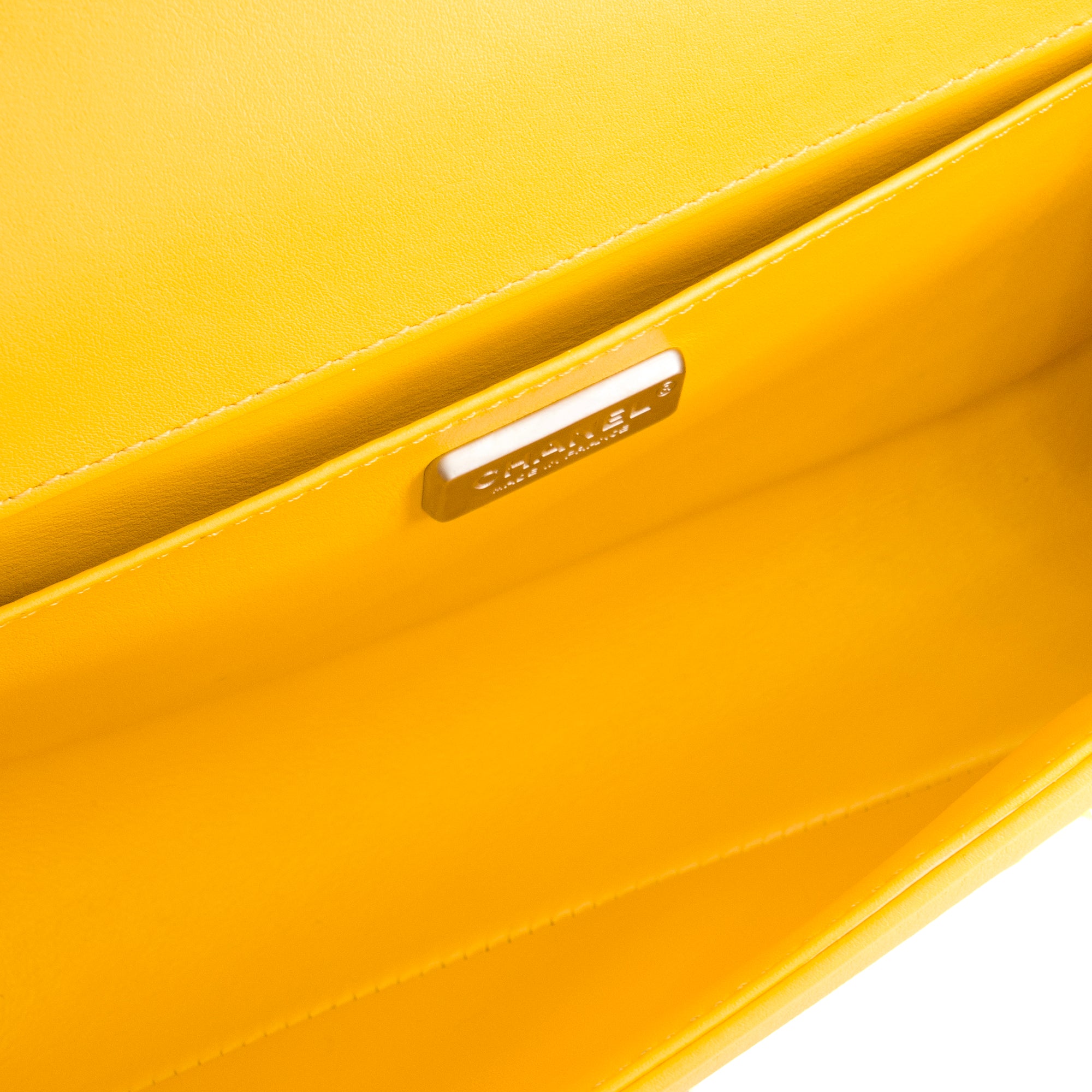 CHANEL - Sac à bandoulière Boy medium Chanel en cuir exotique python jaune