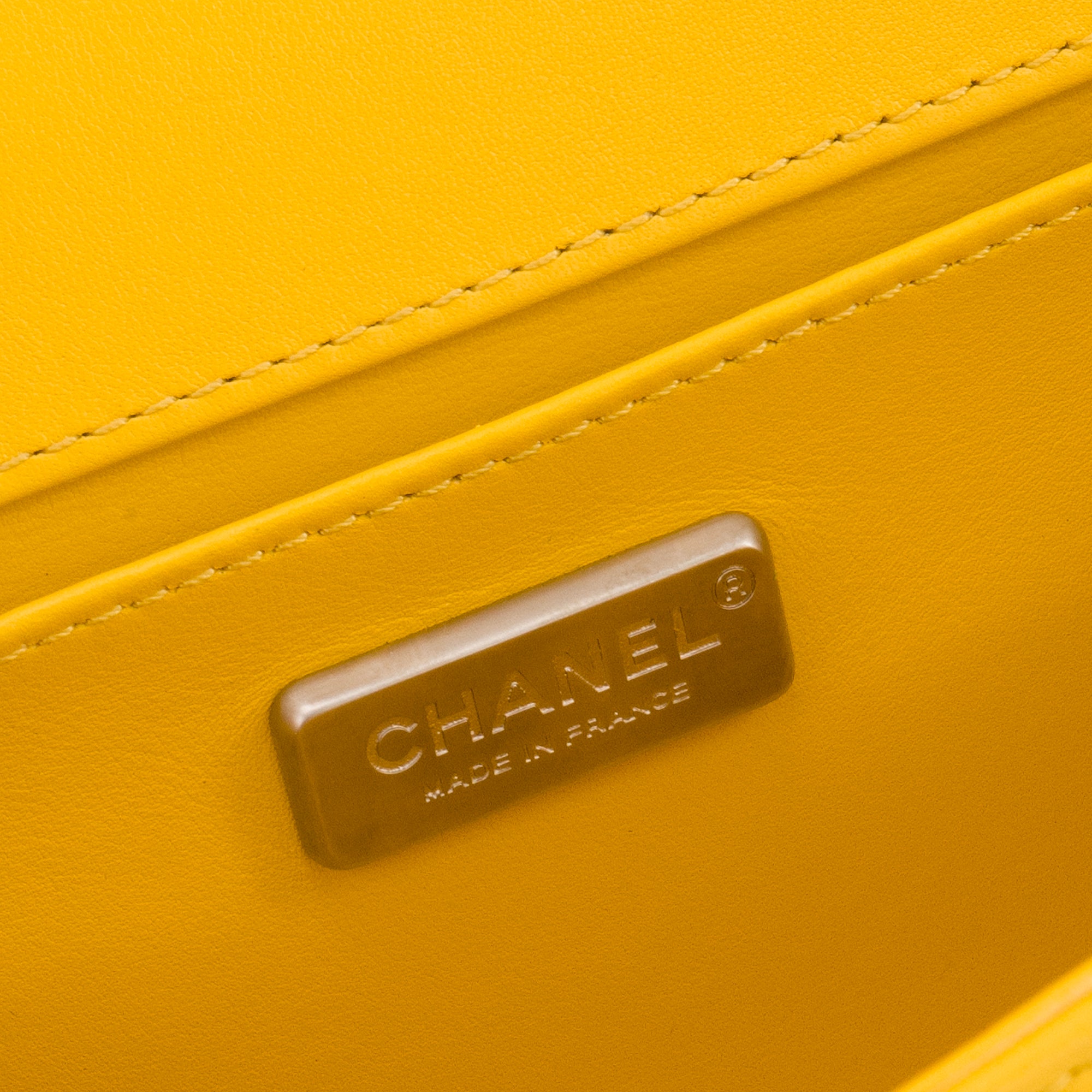 CHANEL - Sac à bandoulière Boy medium Chanel en cuir exotique python jaune