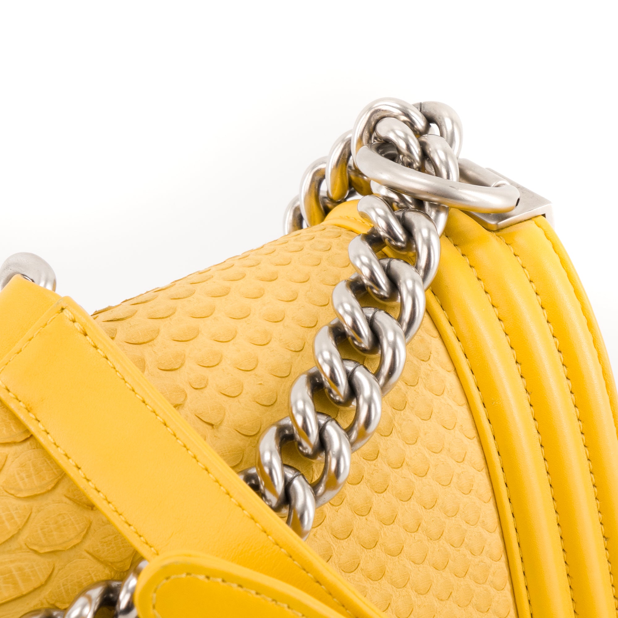 CHANEL - Sac à bandoulière Boy medium Chanel en cuir exotique python jaune