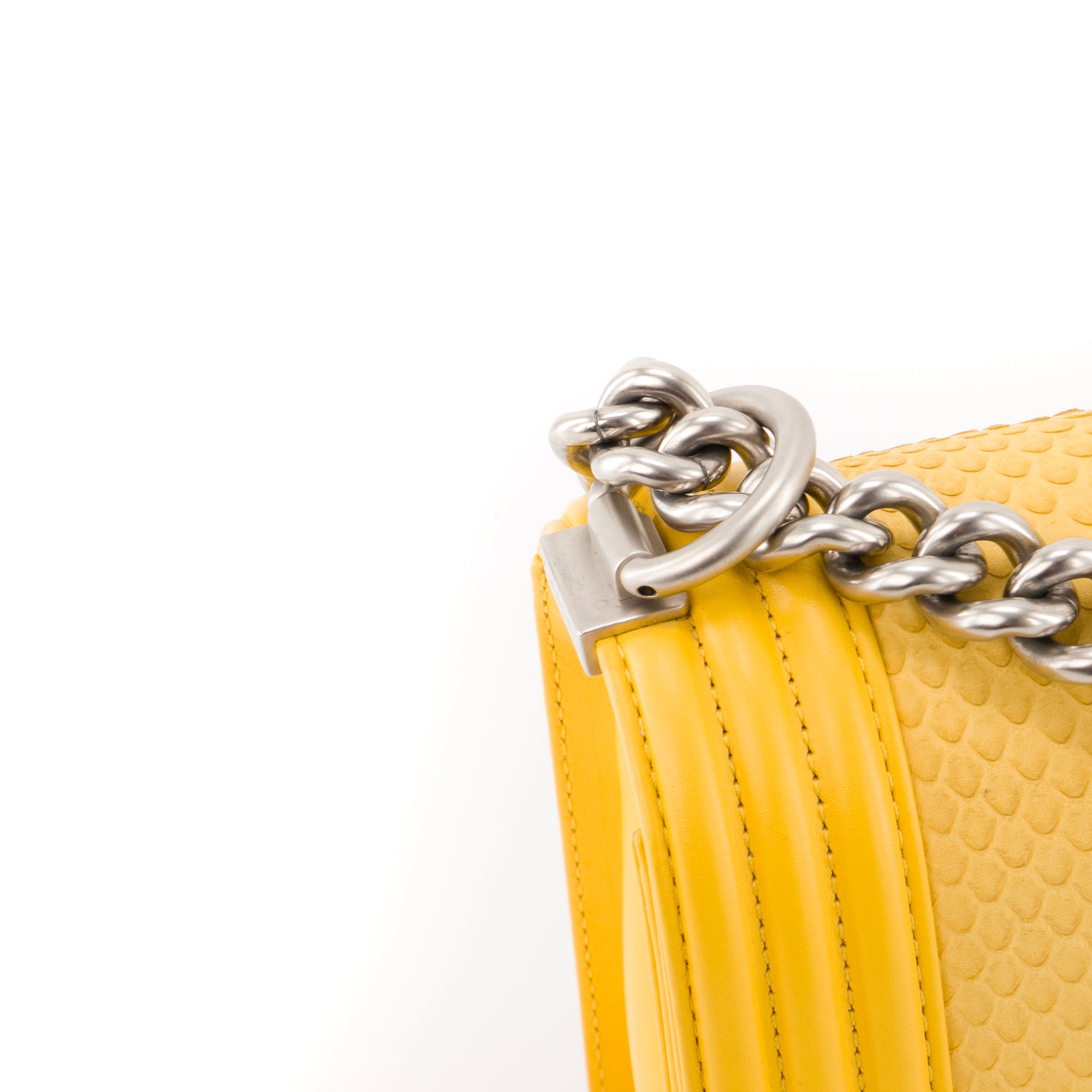 CHANEL - Sac à bandoulière Boy medium Chanel en cuir exotique python jaune