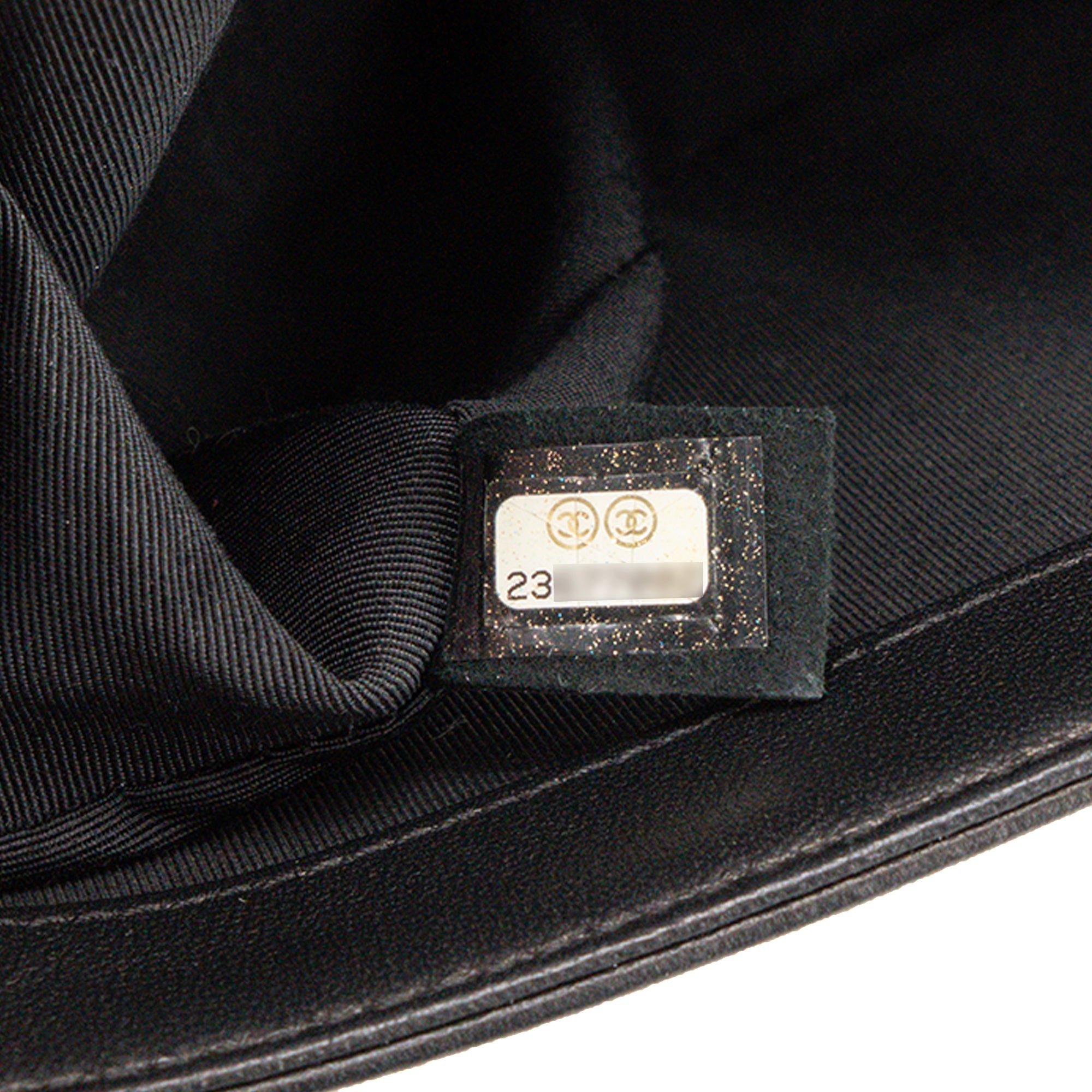 CHANEL - Sac à bandoulière Boy Chanel en cuir lisse à chevron iridescent et noir