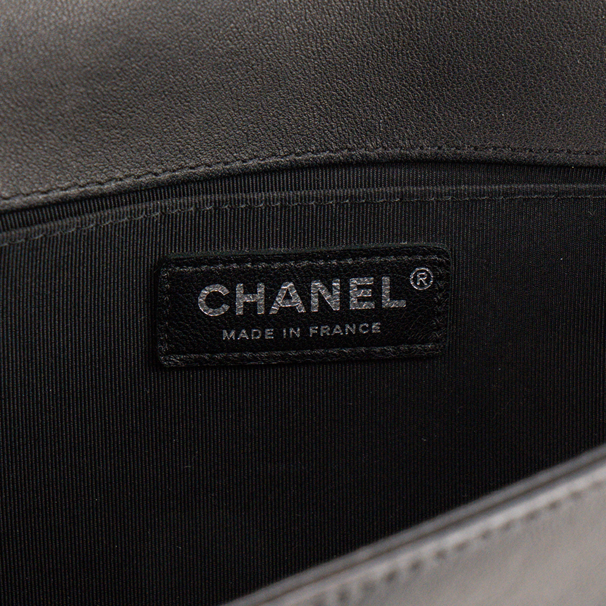CHANEL - Sac à bandoulière Boy Chanel en cuir lisse à chevron iridescent et noir