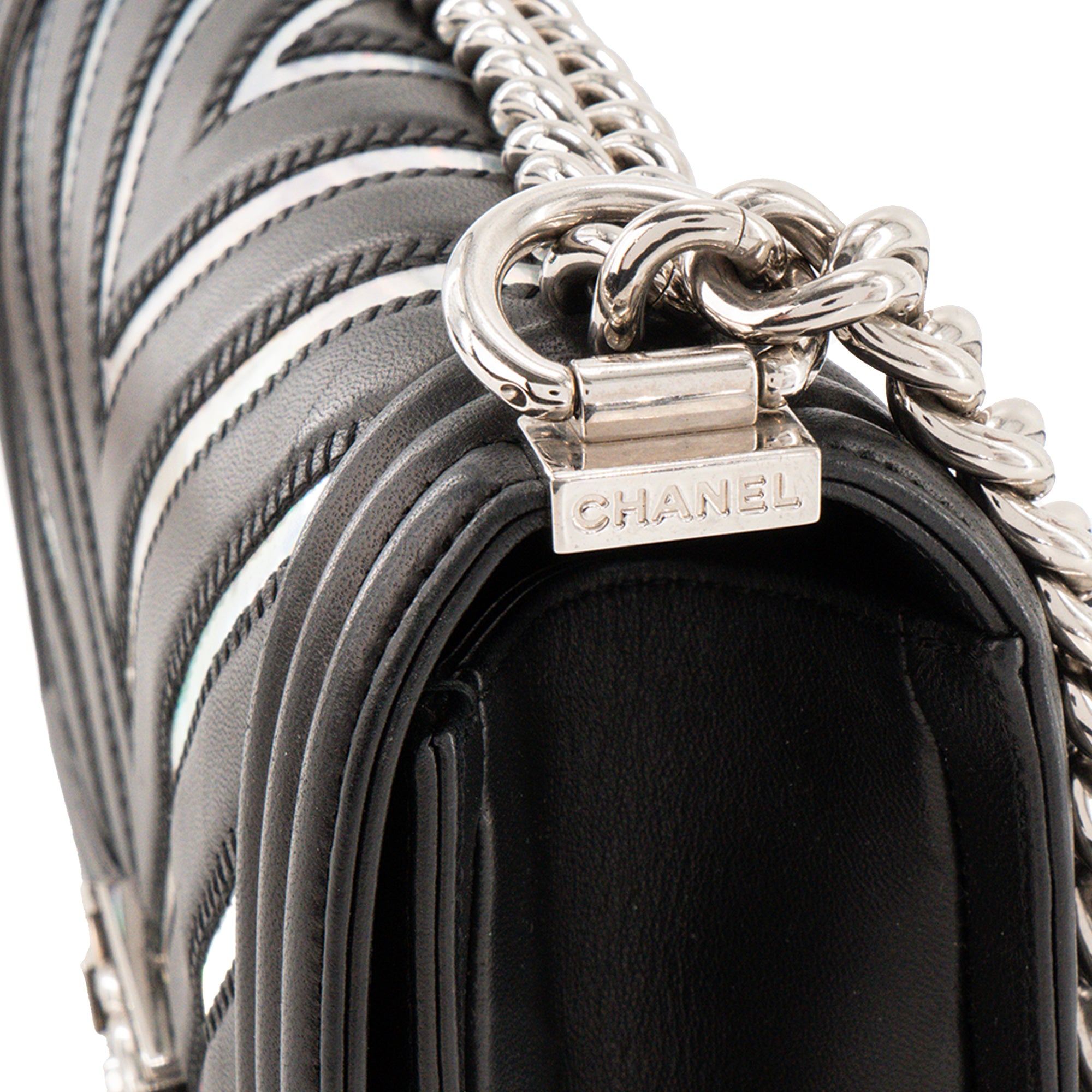 CHANEL - Sac à bandoulière Boy Chanel en cuir lisse à chevron iridescent et noir
