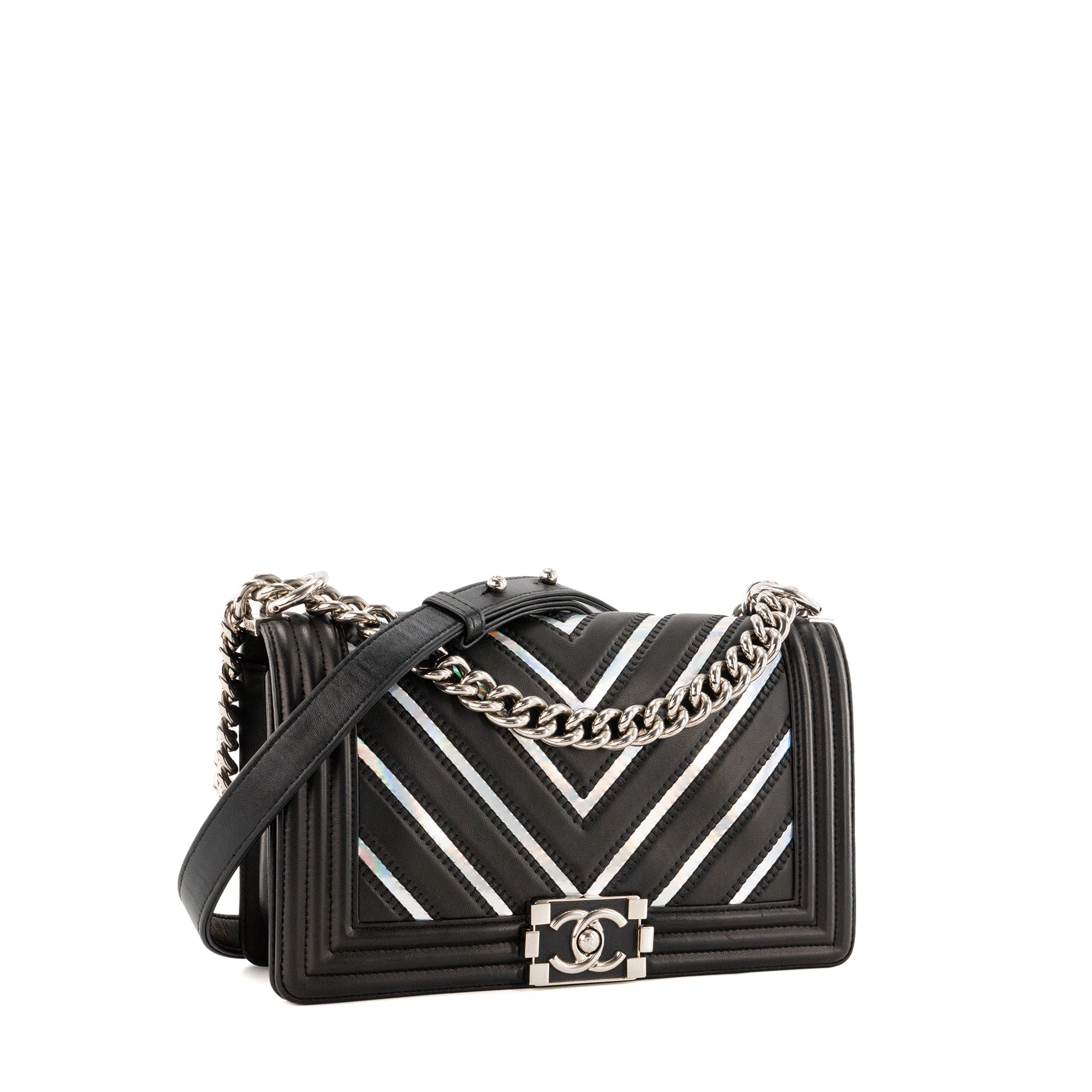 CHANEL - Sac à bandoulière Boy Chanel en cuir lisse à chevron iridescent et noir