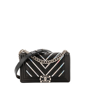 CHANEL - Sac à bandoulière Boy Chanel en cuir lisse à chevron iridescent et noir